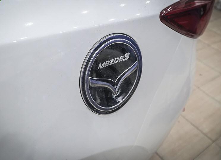 Ốp trang trí nắp bình xăng Mazda 3 2015-2019