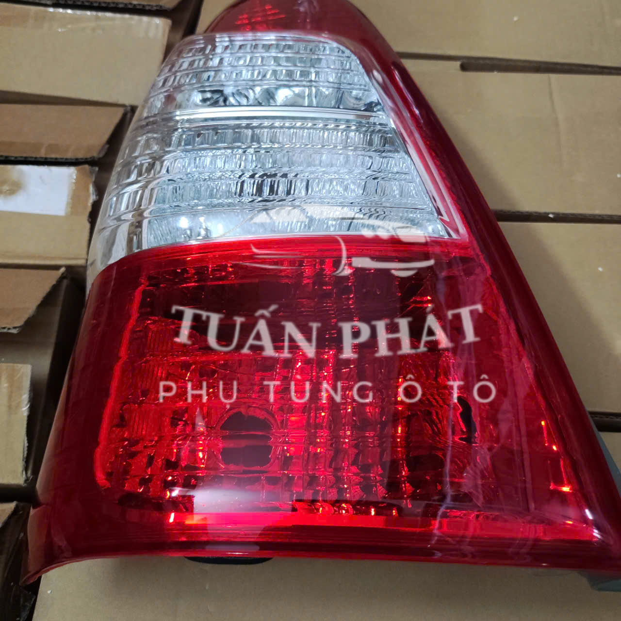 ĐÈN HẬU TOYOTA INNOVA 2012-2016 TYC