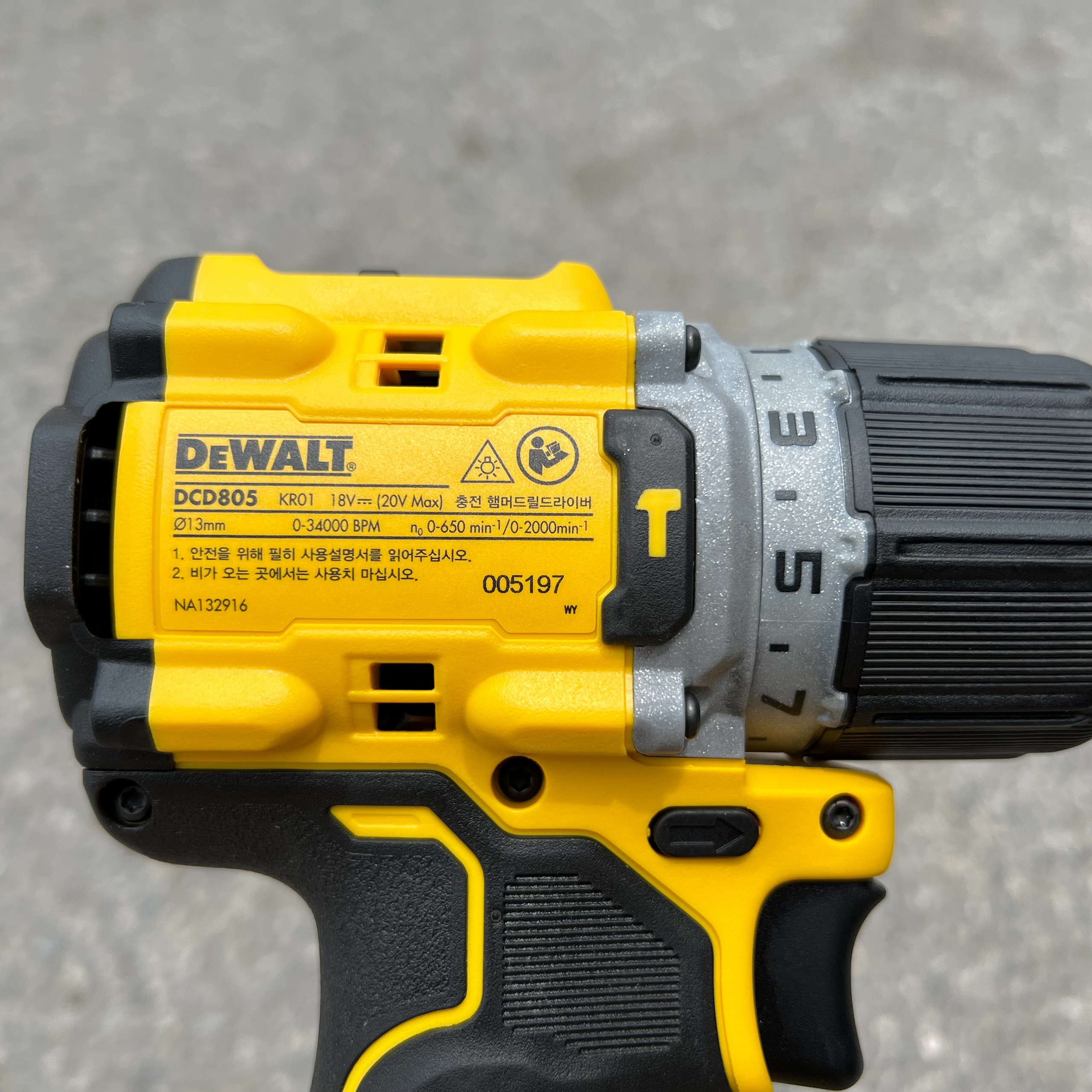 Máy khoan cầm tay Dewalt DCD805