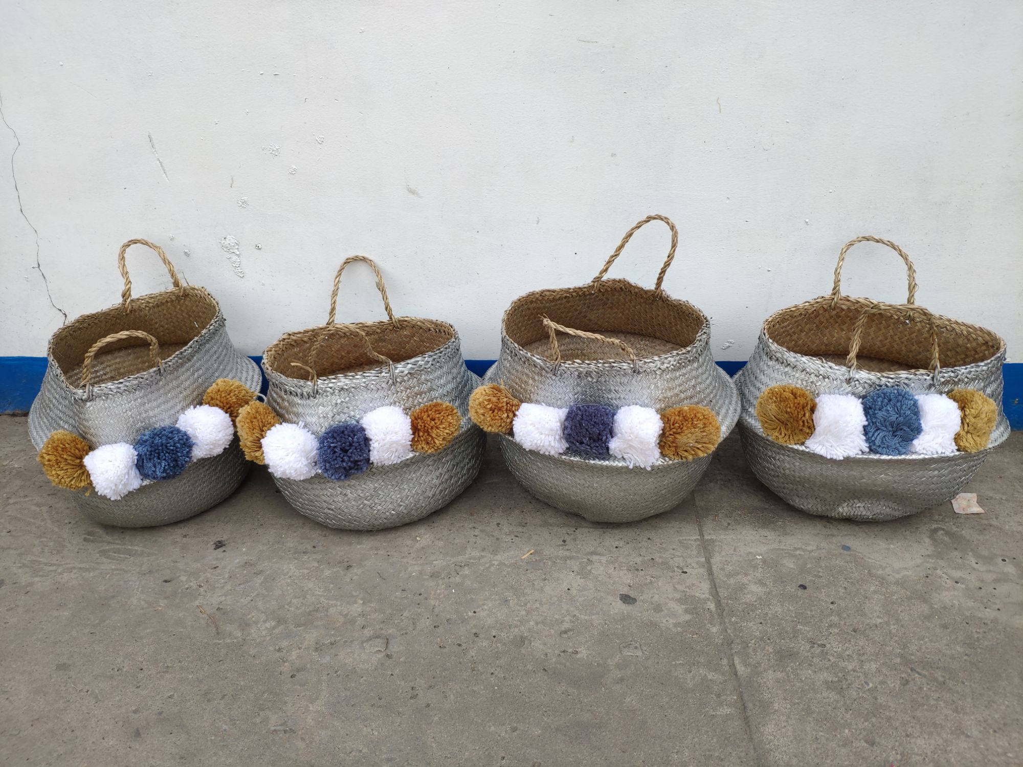sọt cói màu bạc gắn pompom size 35cm