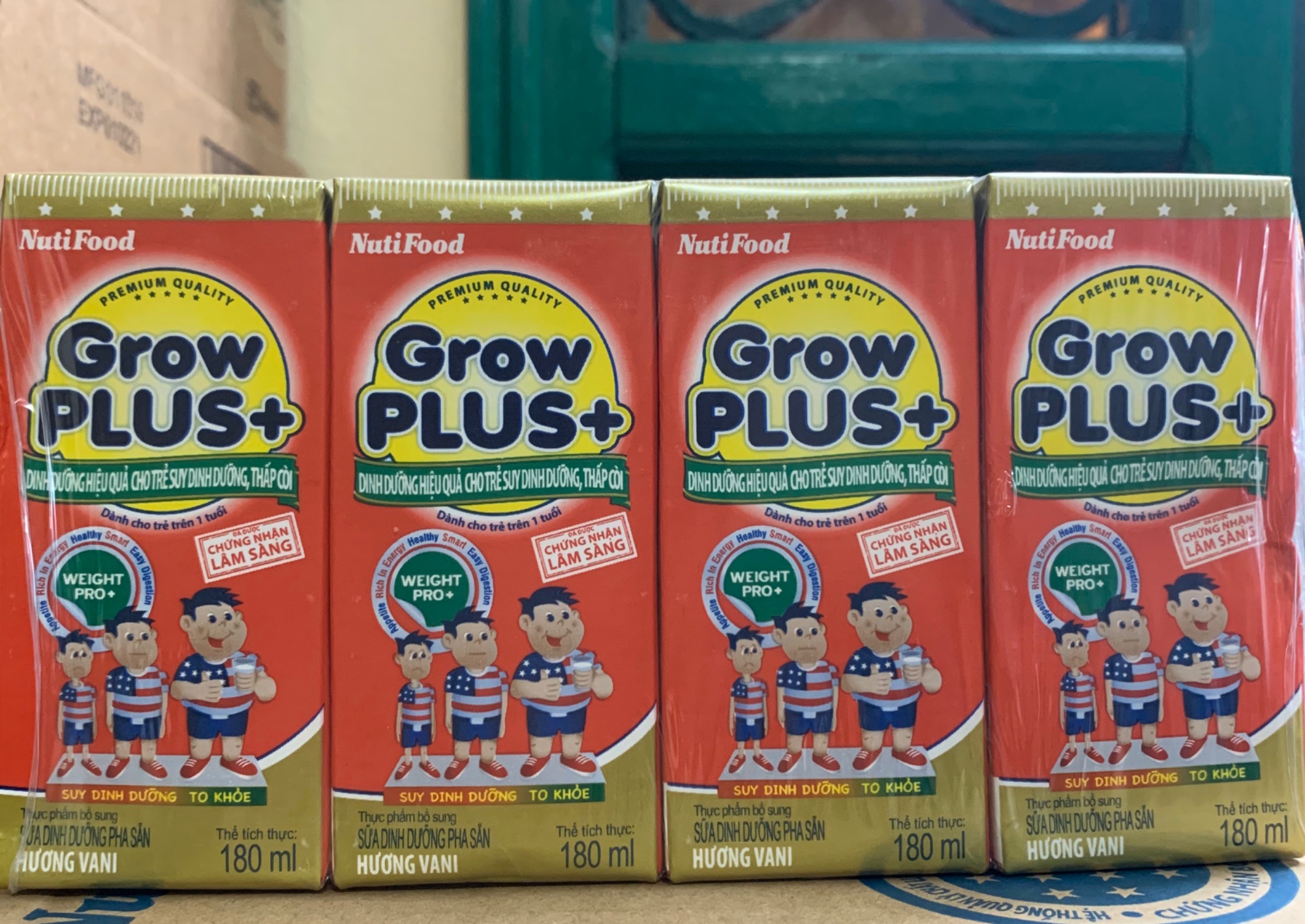 Thùng Sữa bột pha sẵn Nuti Grow Plus đỏ 180ml