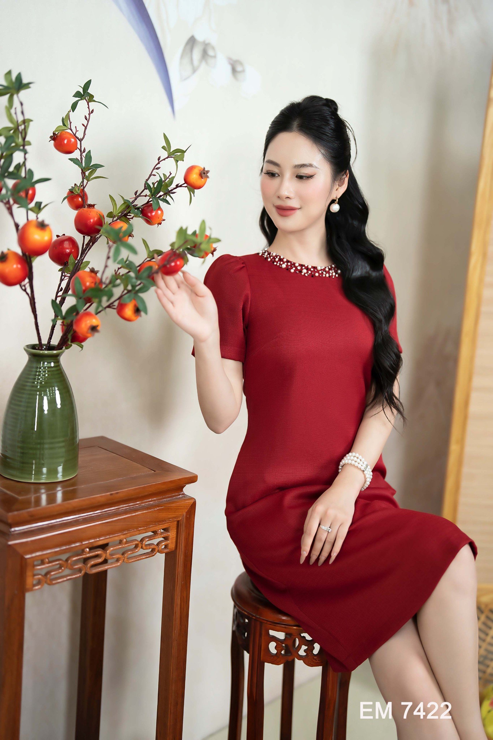 Đầm emy em7422 suông đỏ hạt cổ