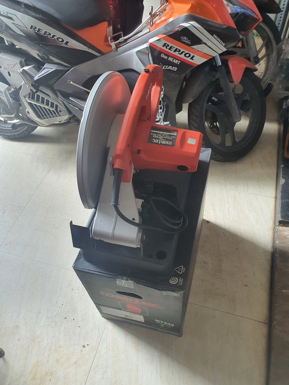 Máy cắt sắt Maktec MT243