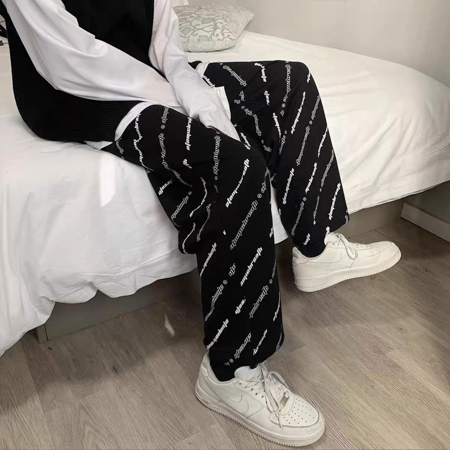 Quần jogger nam nữ ống rộng in chữ trắng có chốt gaanus măc 2 kiẻu