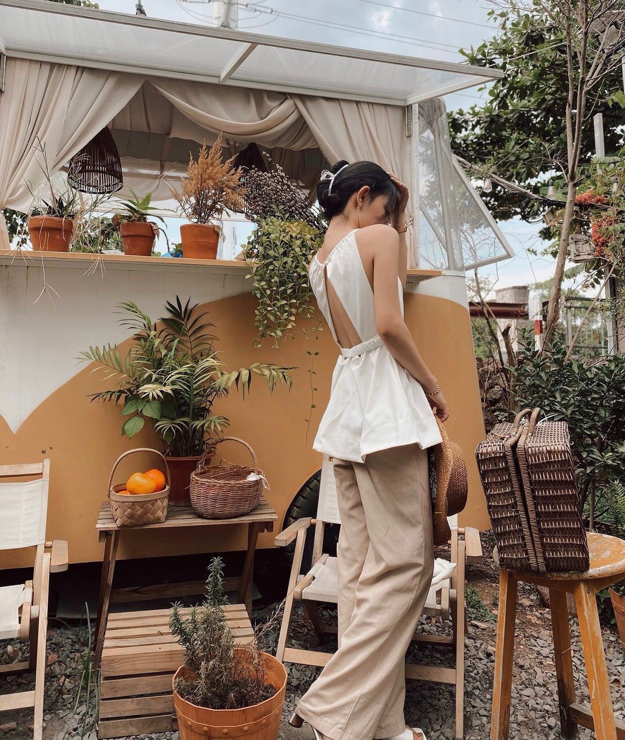 ÁO SƠ MI YÊM CÀI NÚT KHOÉT LƯNG XOÈ