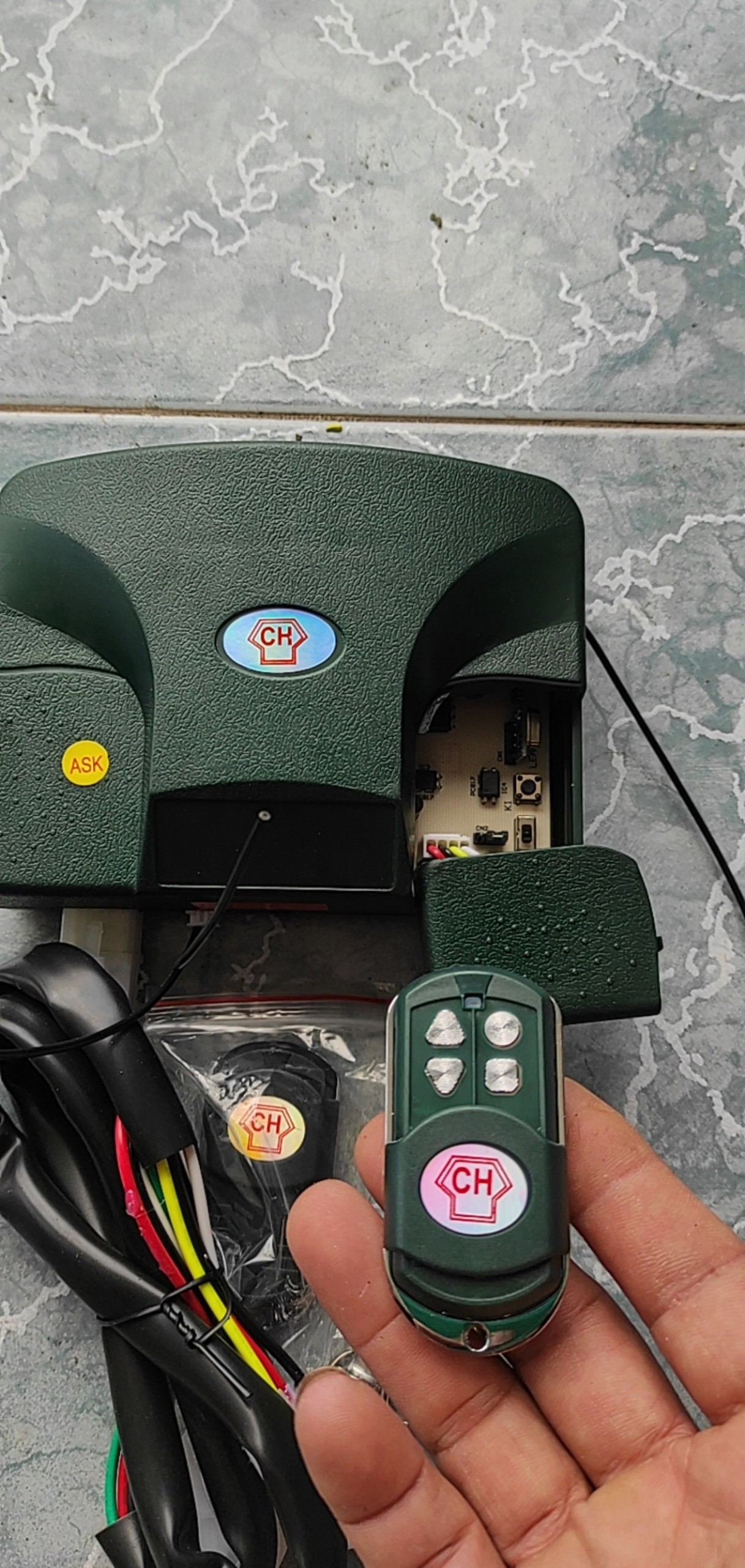 Shutter door controller Ch Taiwan 365 MHz code hopping
