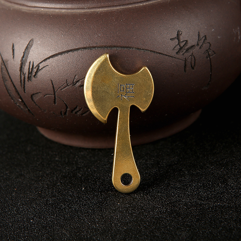 Tượng Nhỏ Bằng Đồng Hình Cây Rìu Móc Khóa (Kích Thước: 4.9 x 2.4cm)