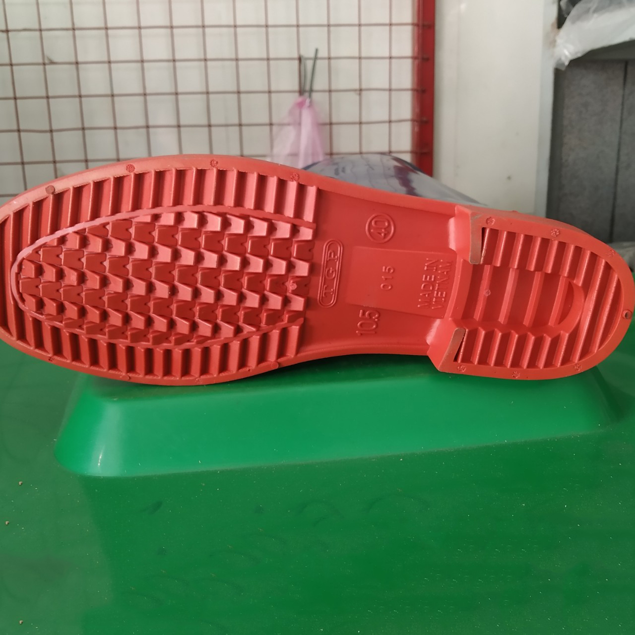 Ủng xanh dương đế đỏ