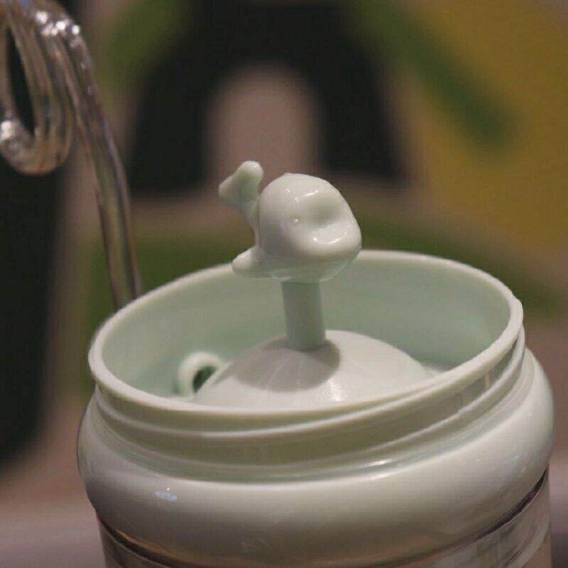 bình đựng nước cá voi cho bé