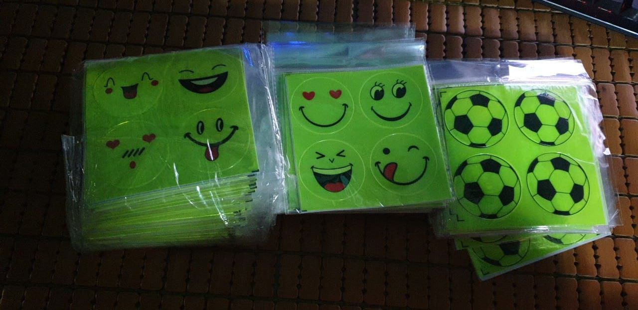 Sticker phản quang mặt cười dán nón, dán xe (Giao mẫu ngẫu nhiên)