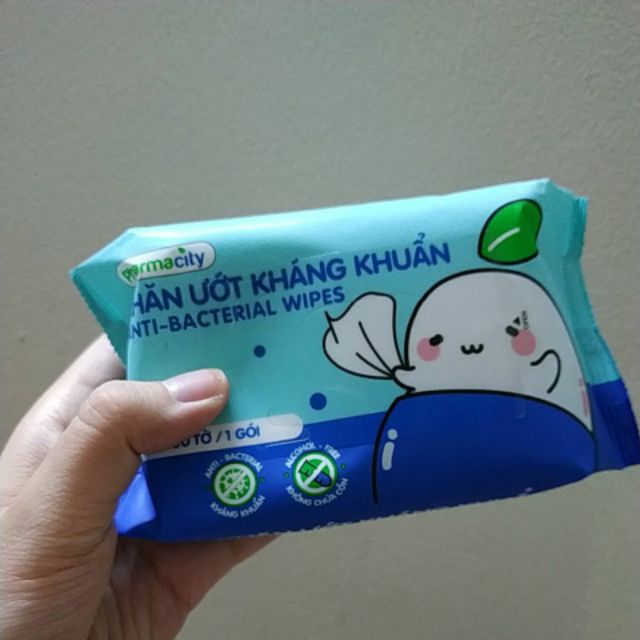 Khăn ướt kháng khuẩn Pharmacity giúp kháng khẩn và làm sạch cho làn da nhạy cảm của bé