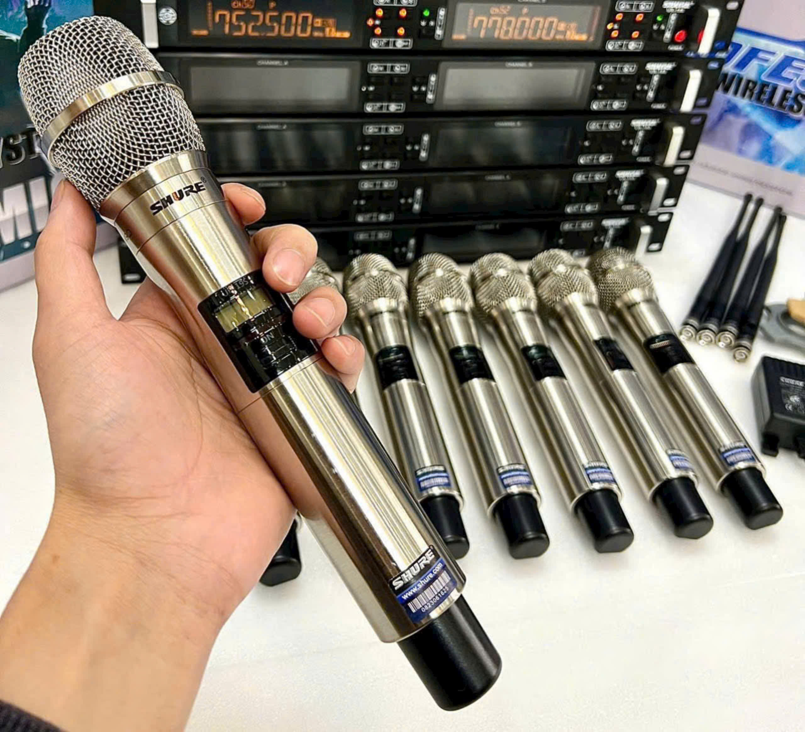Loa Karaoke AT T8 + T9 Bass 20Cm Kèm 2 Micro, Âm Thanh Đầy Đủ Dải, Bass Chắc – Treble Sáng.