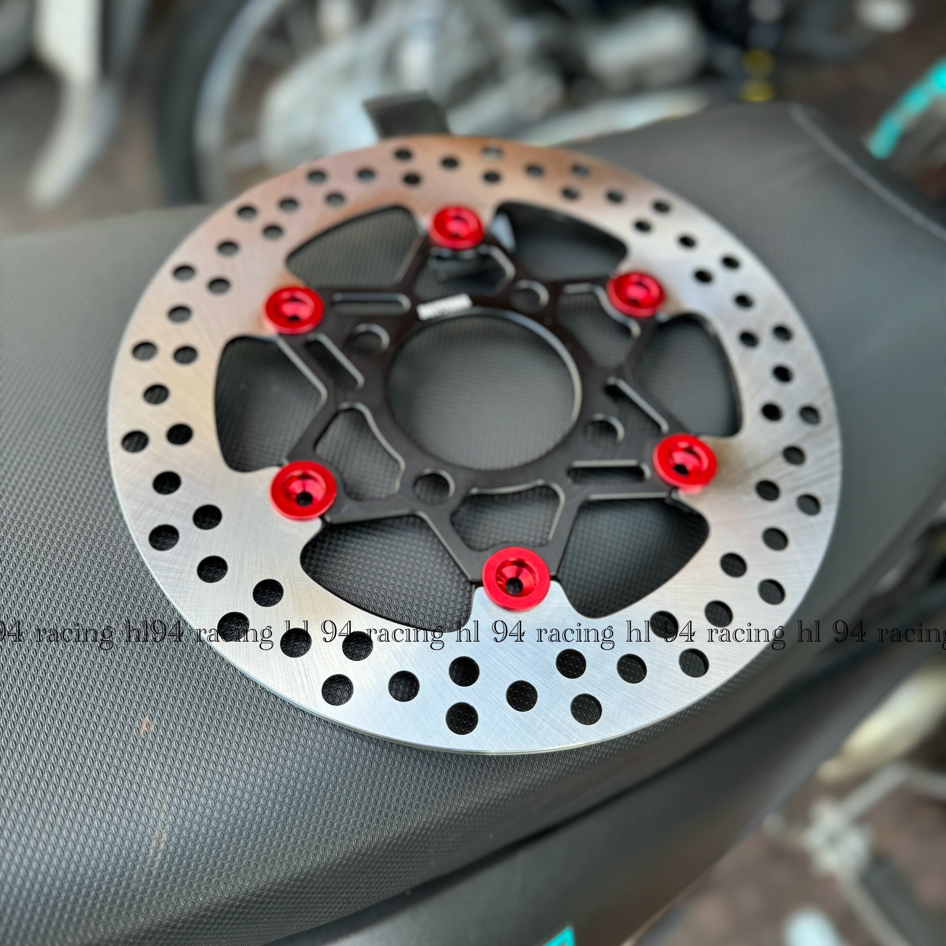 Đĩa thắng Daytona khoen đỏ 220mm lắp đặt nhiều dòng xe