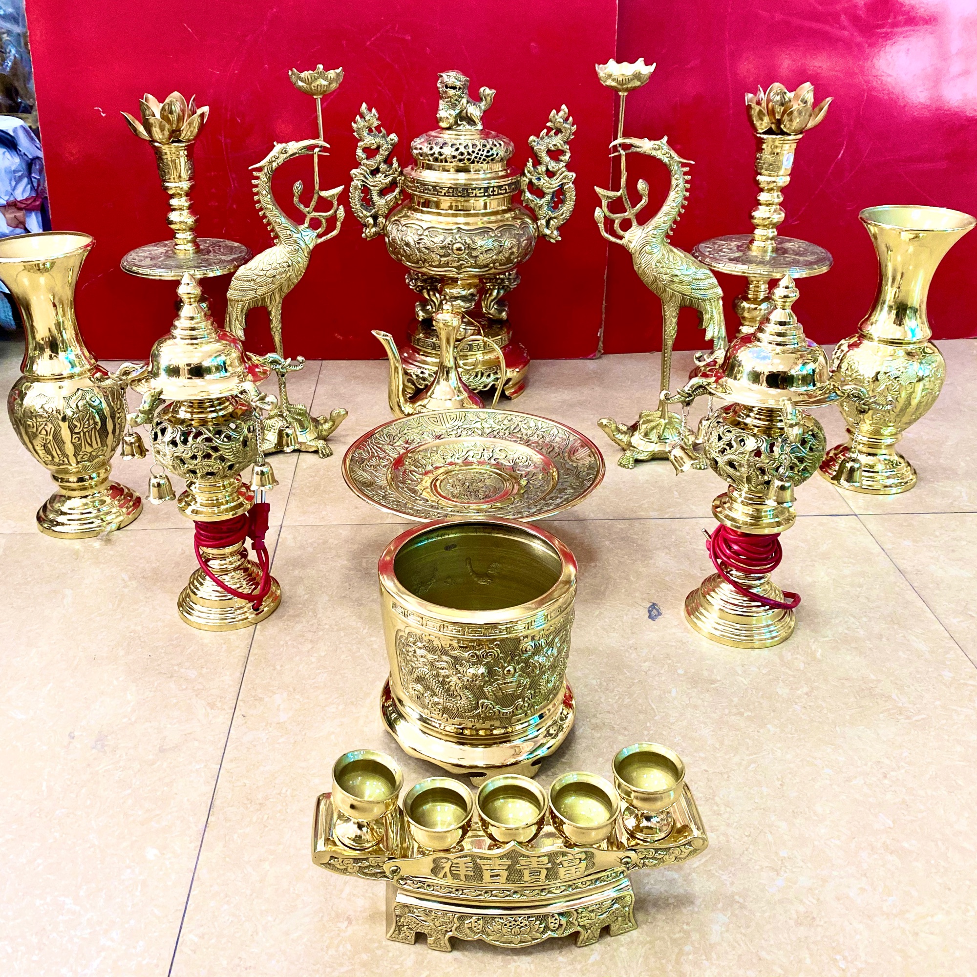 Đỉnh đồng đầy đủ cao 42 cm đồng nặng gần 20 kg làm bằng đồng