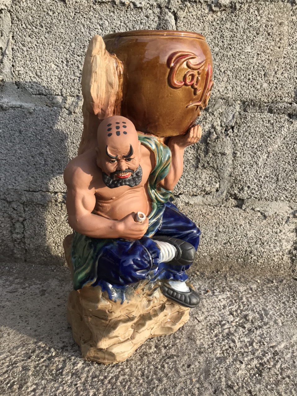 Chậu tượng Lỗ Trí Thâm tựa đá