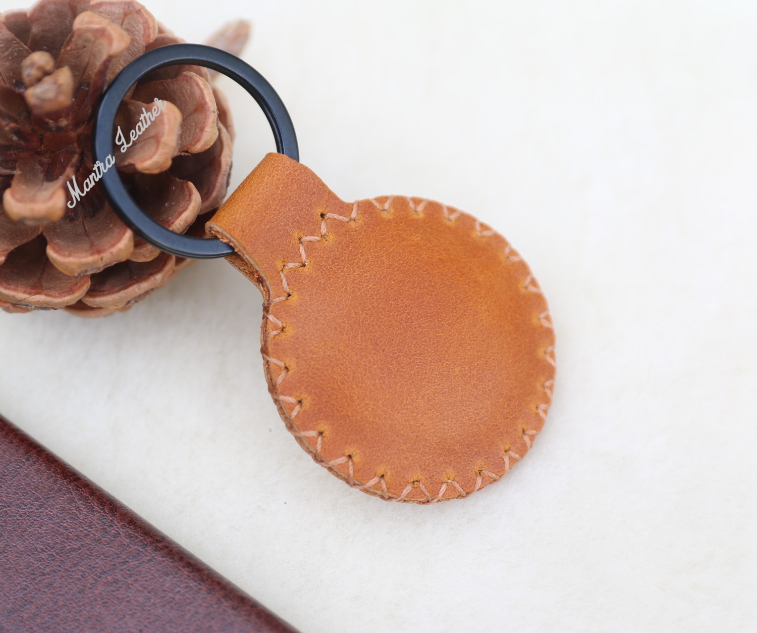 Bao da móc khoá dành cho thẻ AirTag làm thủ công (Handmade)