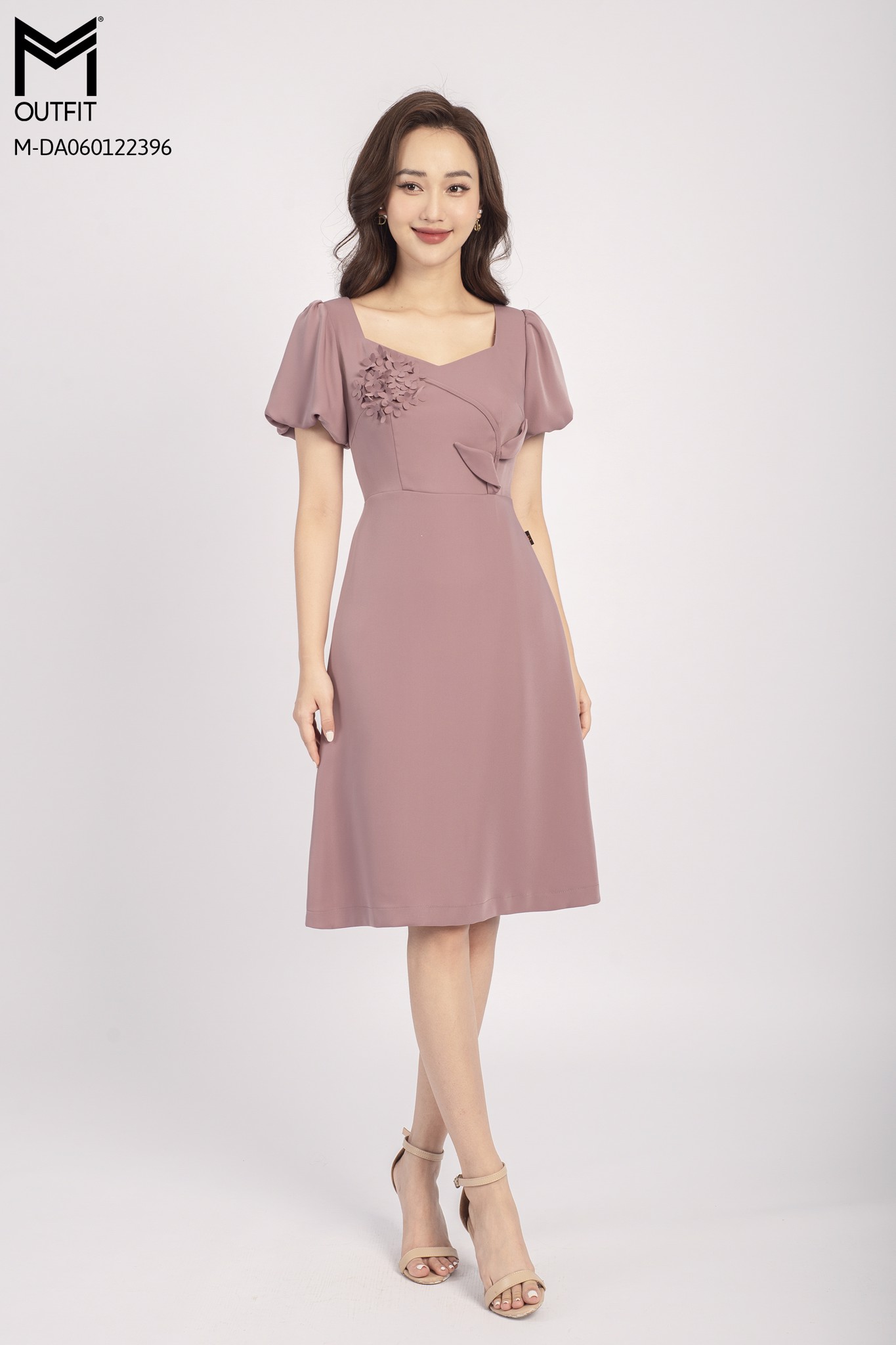 Đầm cổ U đính hoa 3D - Mmoutfit