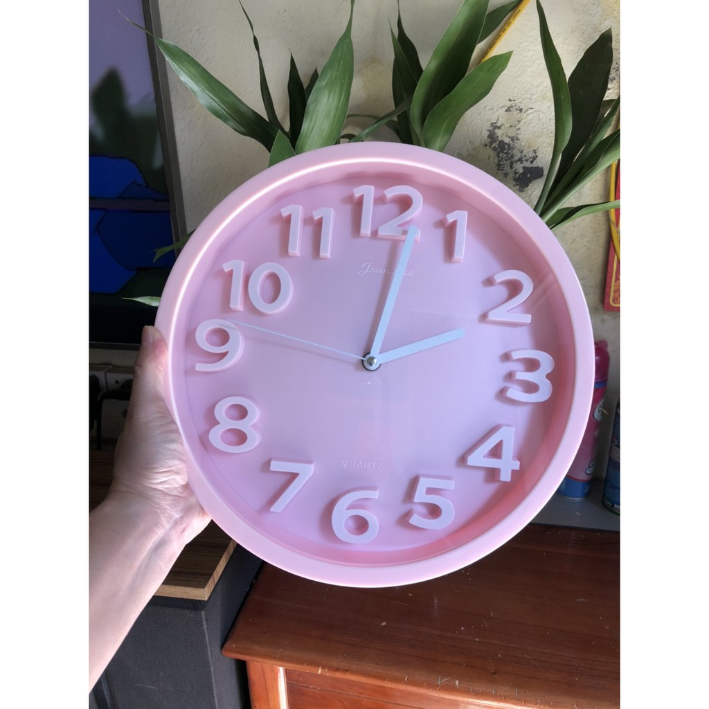 Đồng hồ treo tường kim trôi QUARTZ.