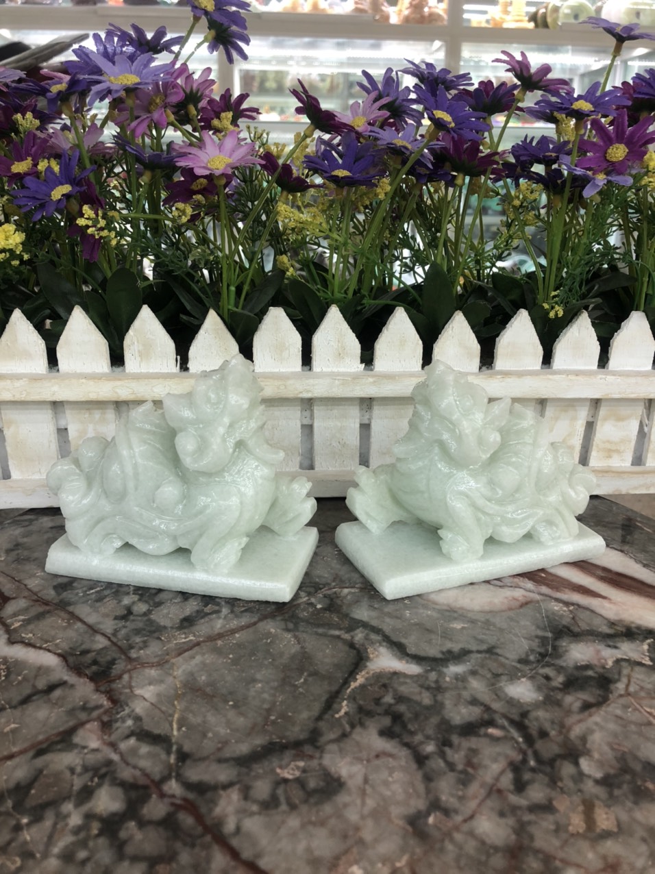 Cặp Tỳ Hưu phong thủy đá cẩm thạch trắng xanh có đế - Dài 10 cm