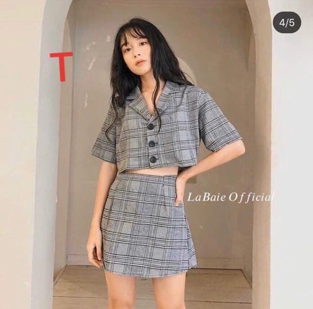 Set Áo Croptop Cổ Vest + Chân Váy Kẻ Caro