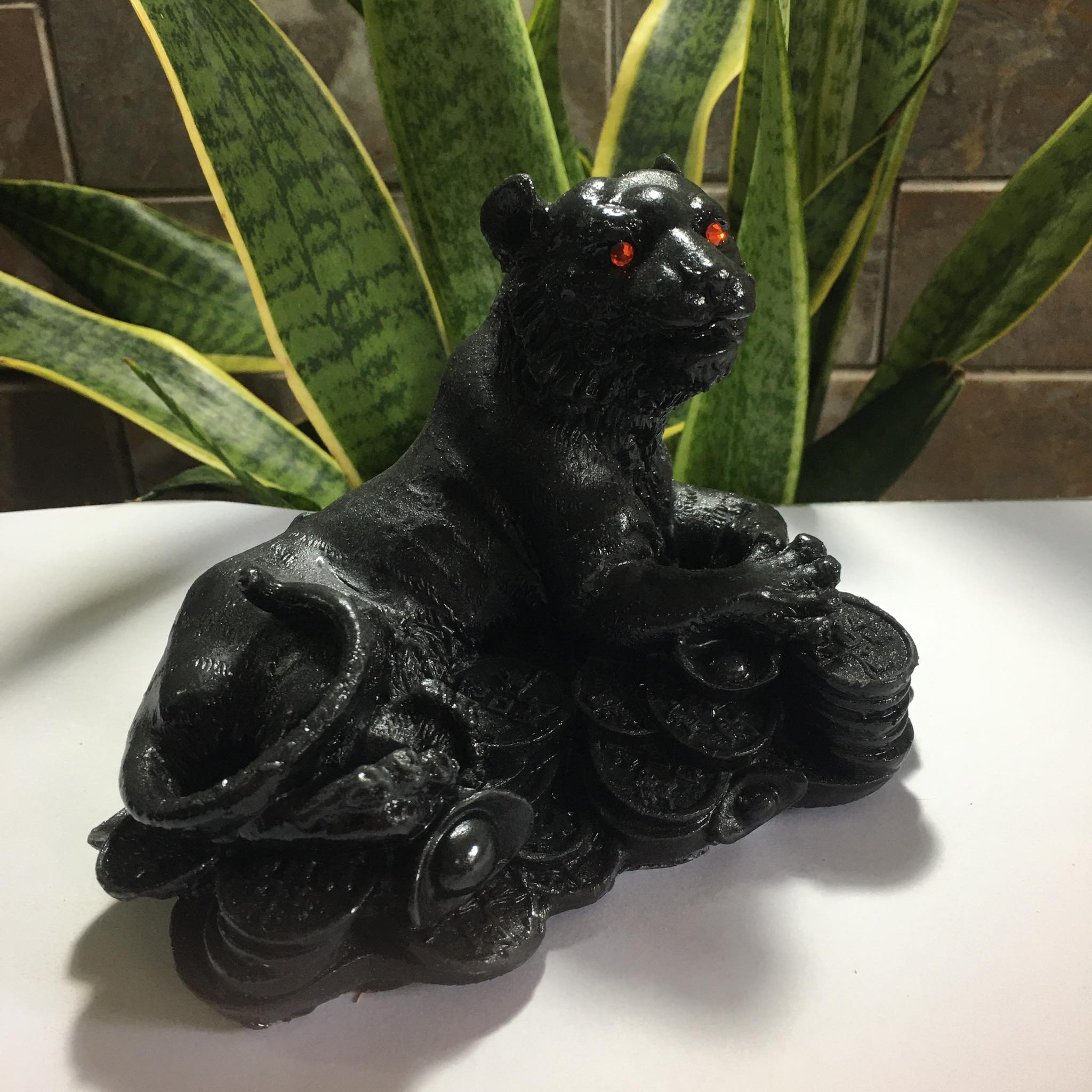 Hổ phong thủy màu đen để bàn