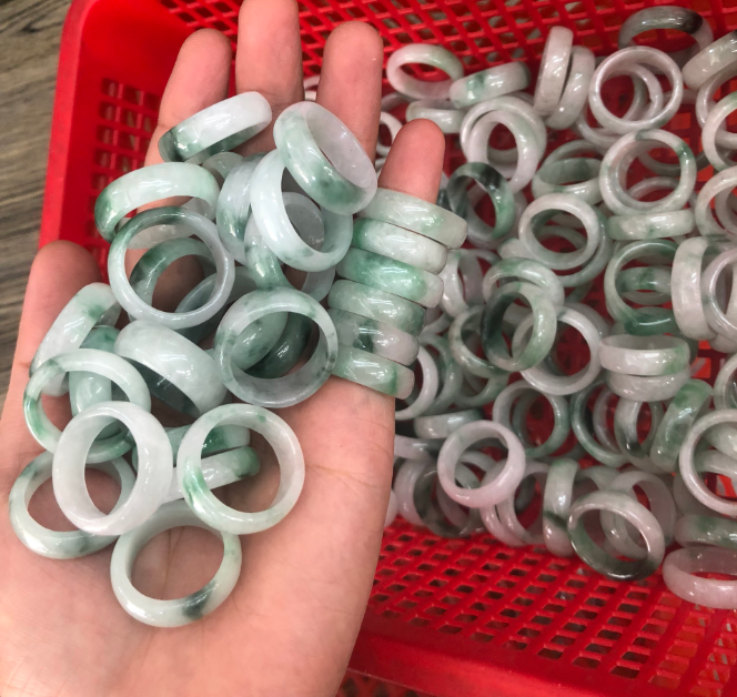 [KHUYẾN MẠI SỐC]  NHẪN TRƠN CẨM THẠCH TRẮNG NGÒ VÂN XANH DKT-019,ĐỦ NI TAY,ĐÁ THIÊN NHIÊN 100%