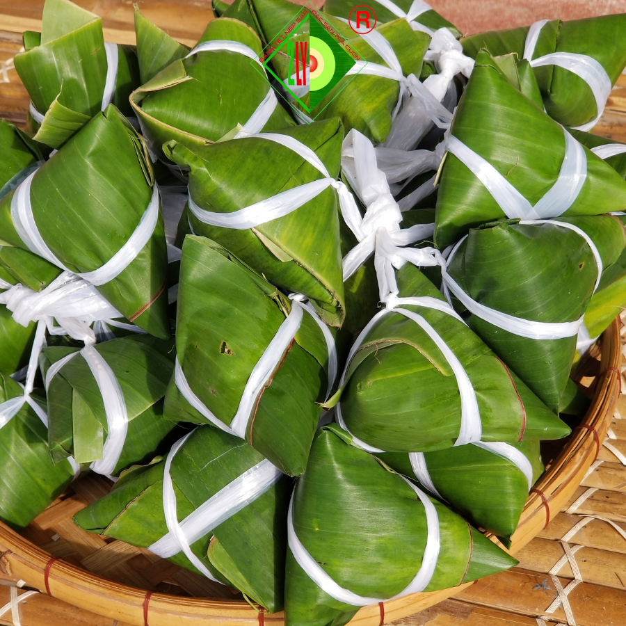 Bánh Ú Gấc nhân mặn [Bánh tét Trà Cuôn Hai Lý tại Trà Vinh]