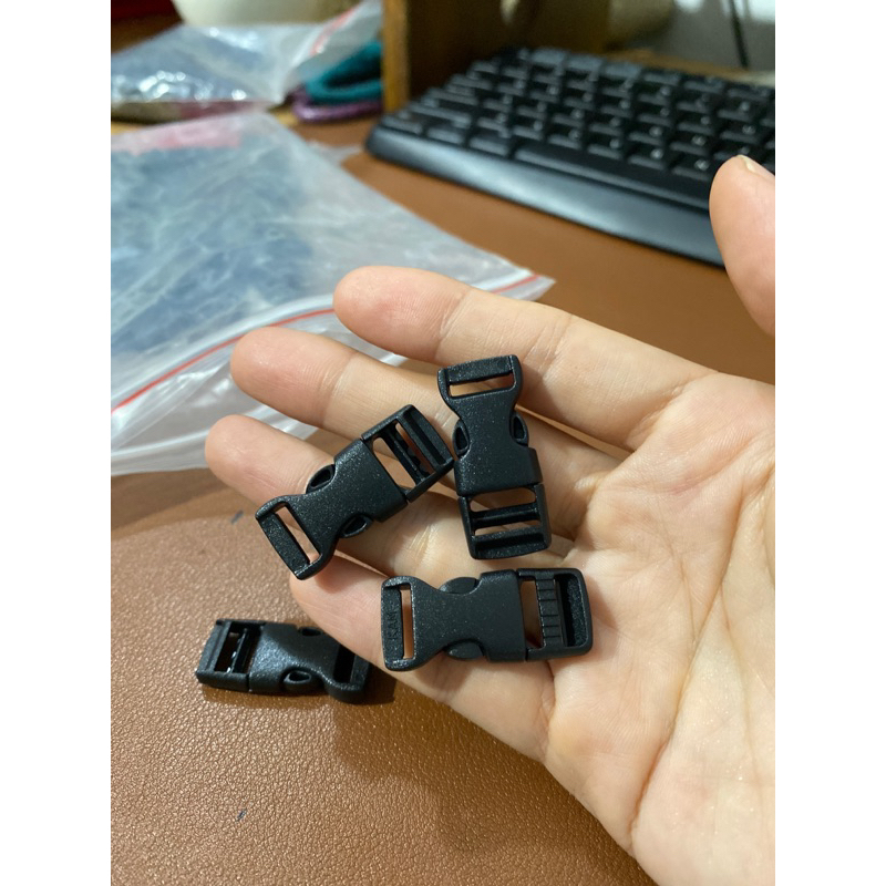 Nút chặn quai nón, chốt chặn, khoá cài kiểu