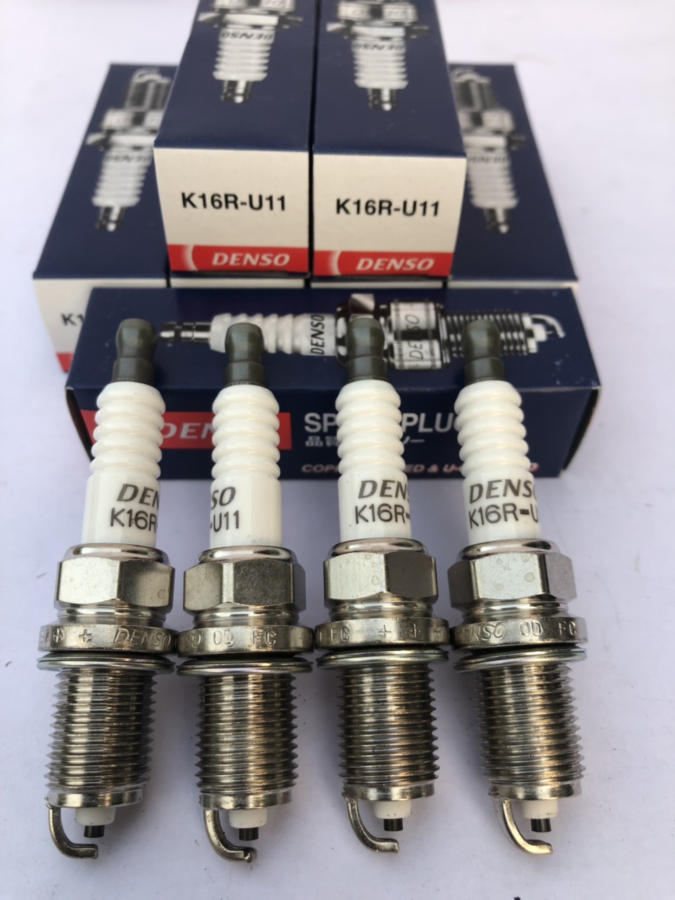 Bộ 4 chiếc bugi K16R-U11 nhãn hiệu DENSO cho xe ô tô