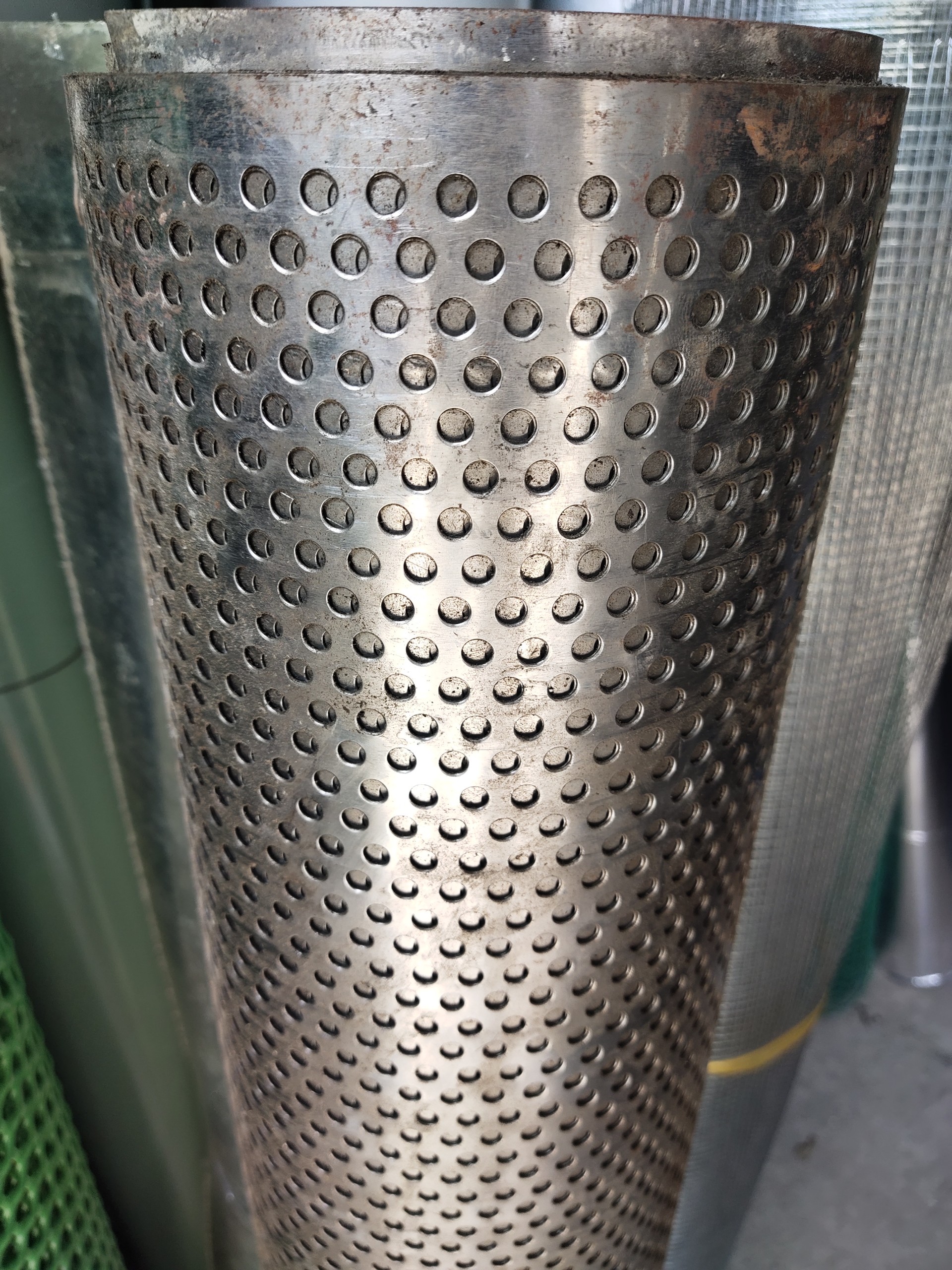 Tôn đột lỗ kẽm dày 4,5 zem lỗ tròn cao cấp.