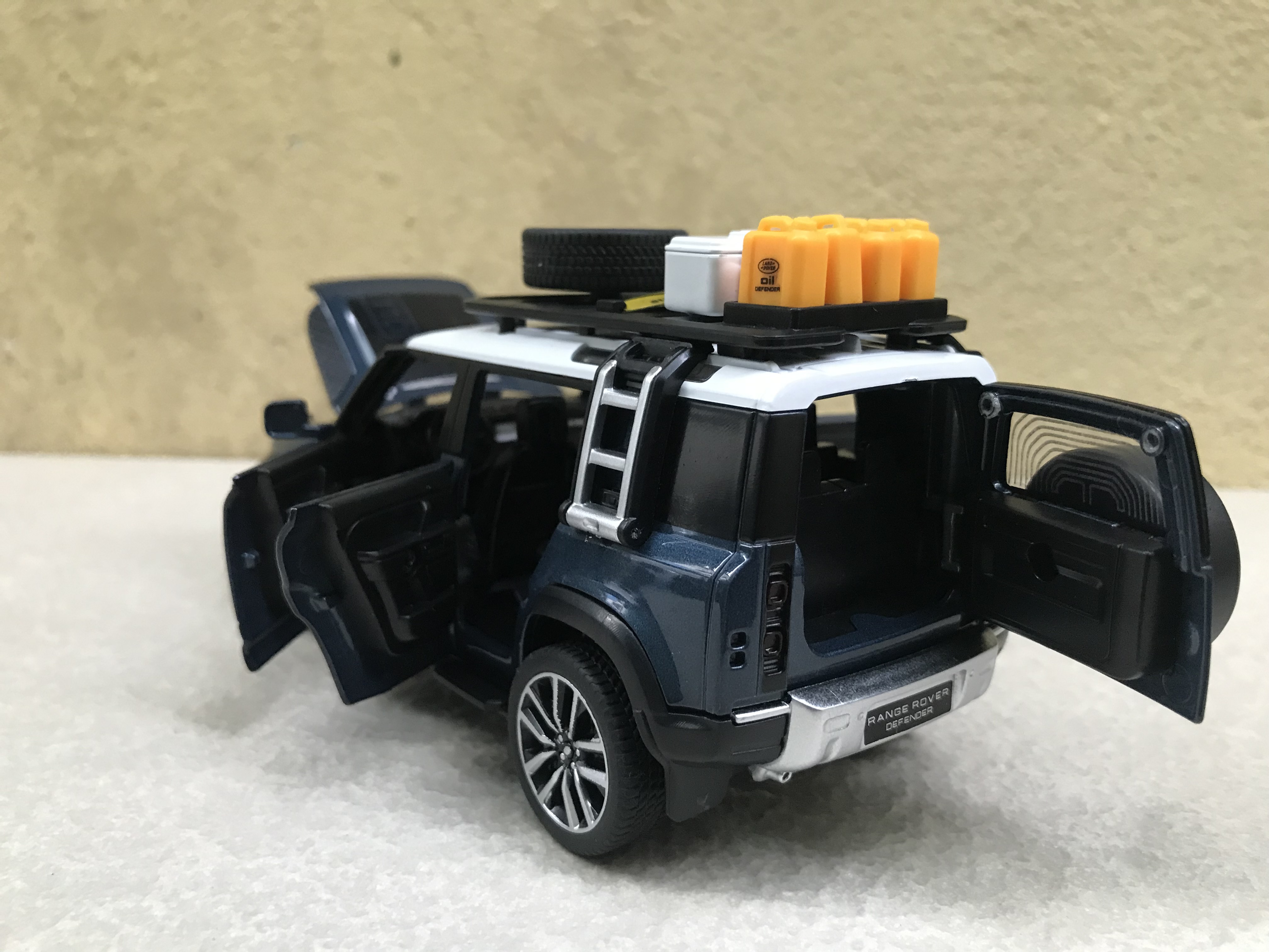 Mô hình xe ô tô Range Rover Defender 2024 1:32