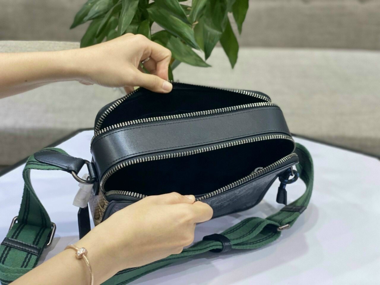 Túi đeo chéo Co.ach Charter Crossbody C0121