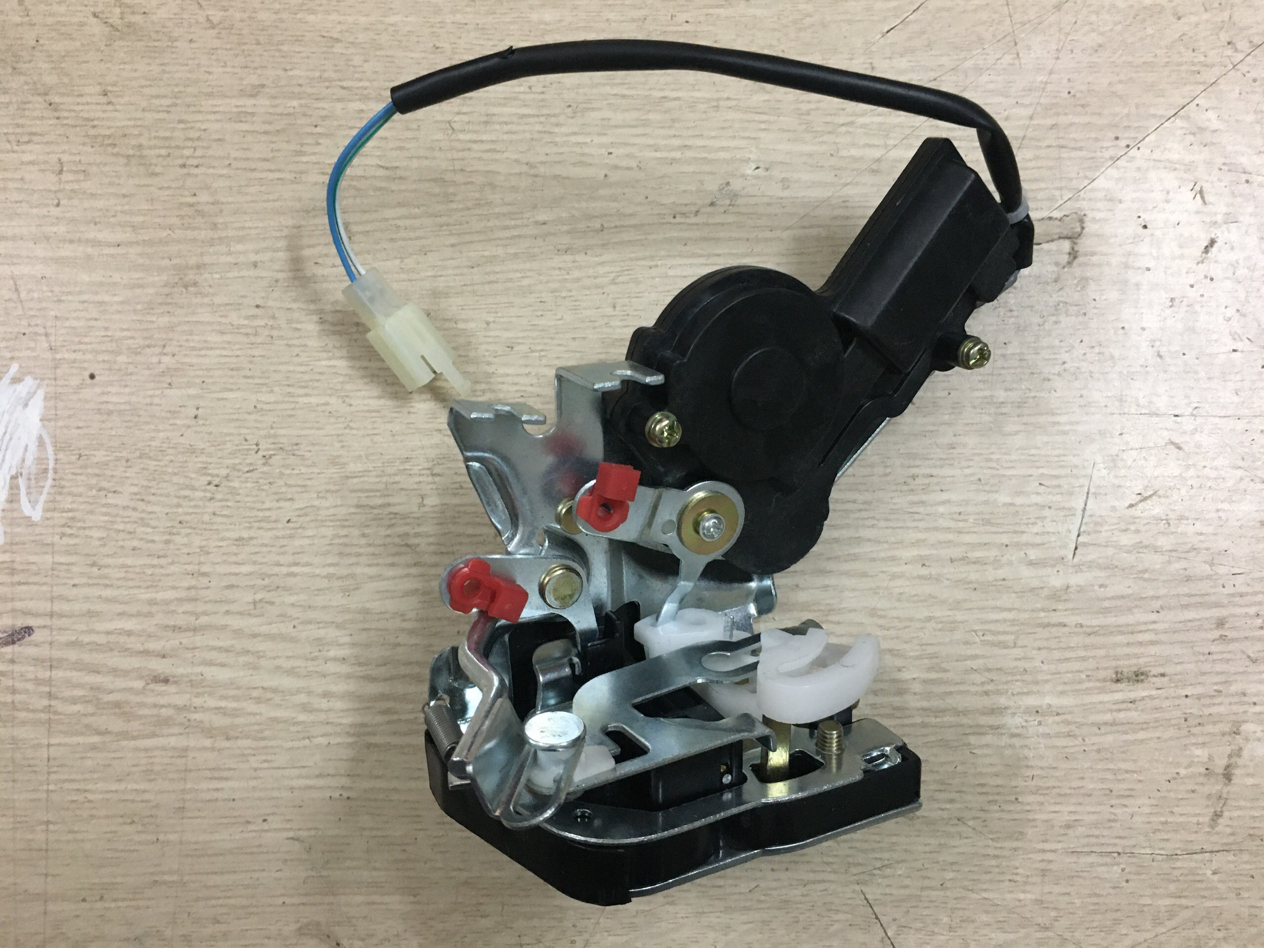 Khóa ngậm cánh cửa (điện) Dongben X30