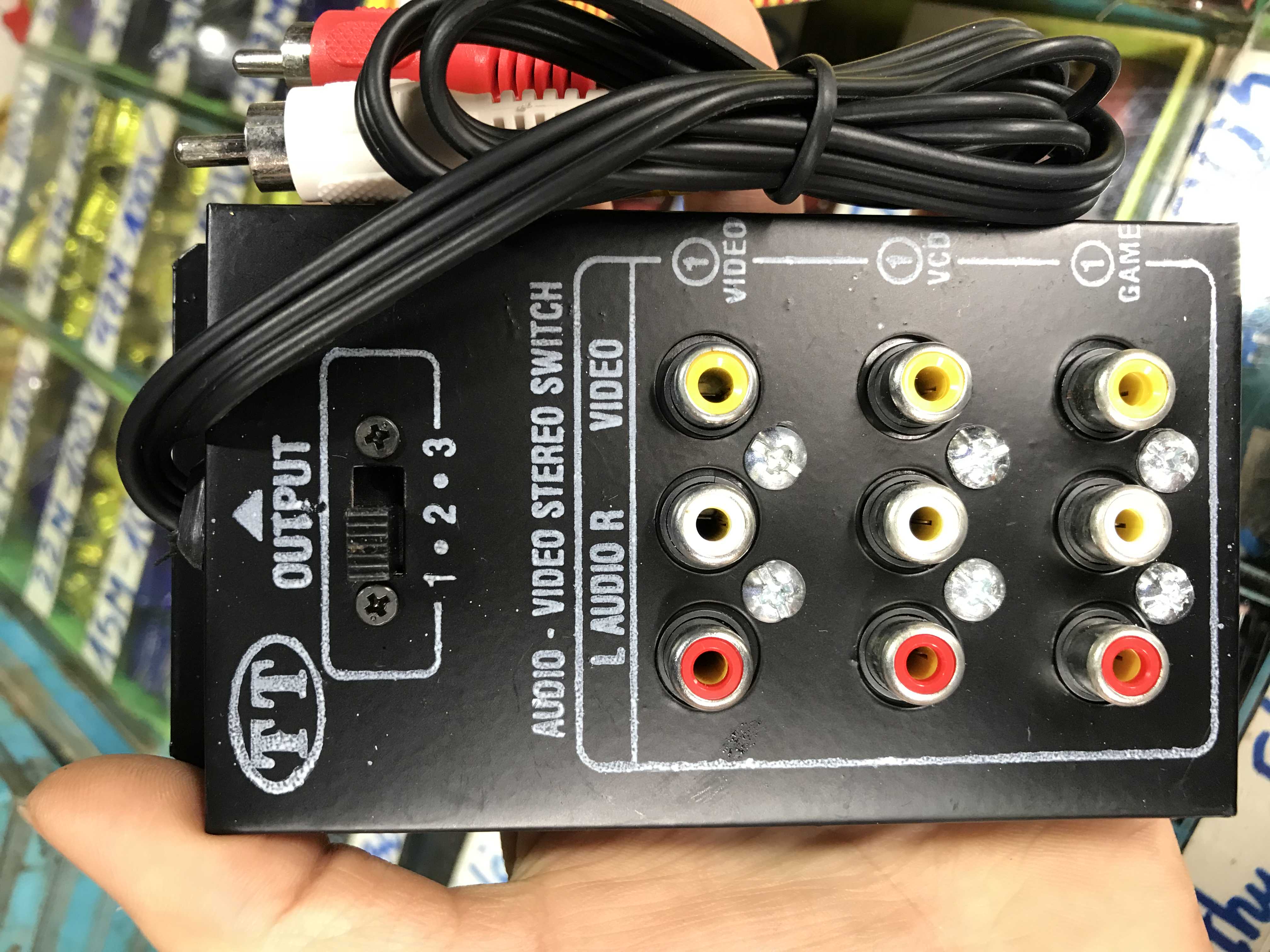Bộ chia tín hiệu audio- video stereo switch ra 3 - bochiatinhieu6