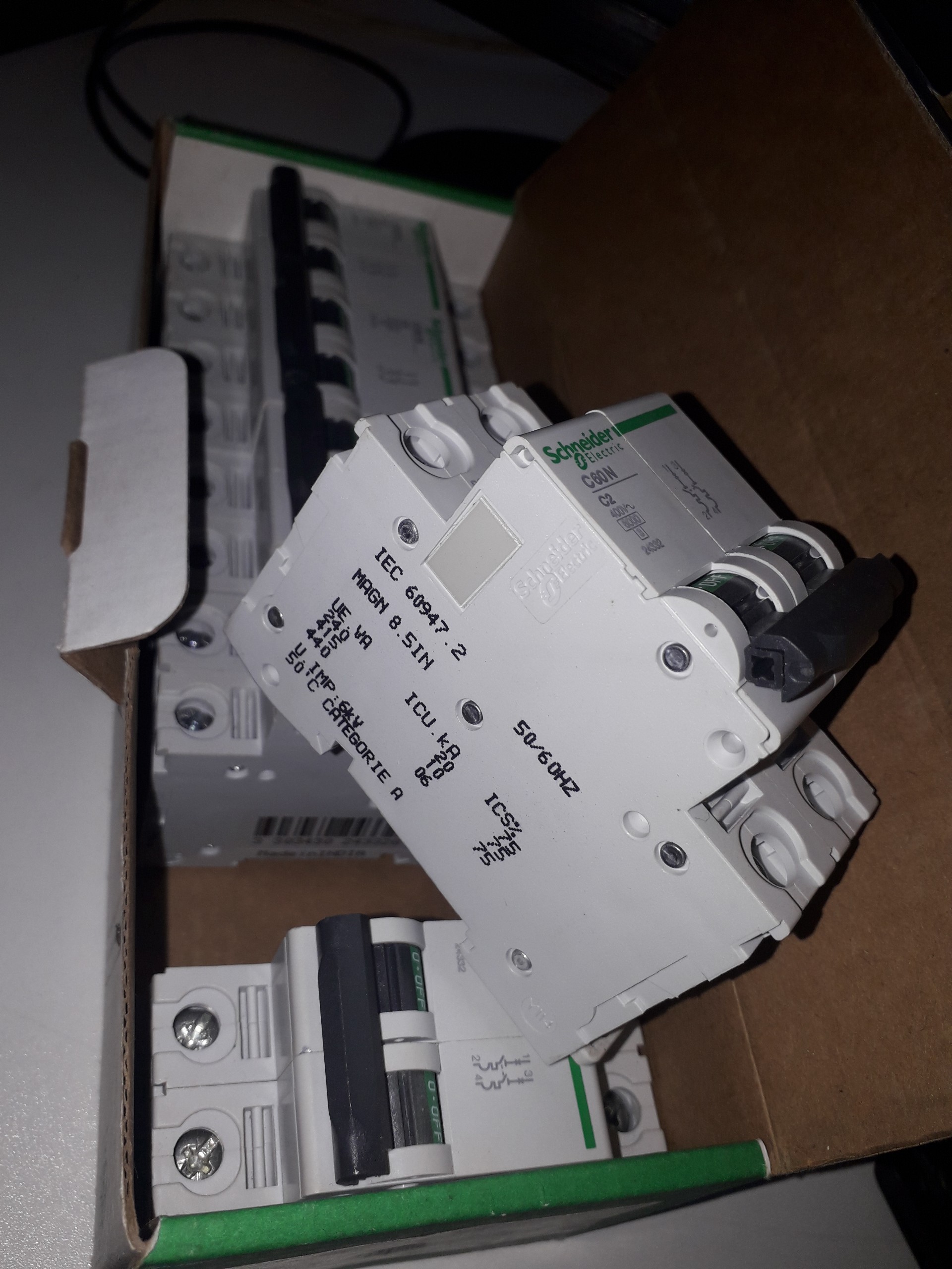Cầu dao điện 2P 2A Schneider MCB 24332
