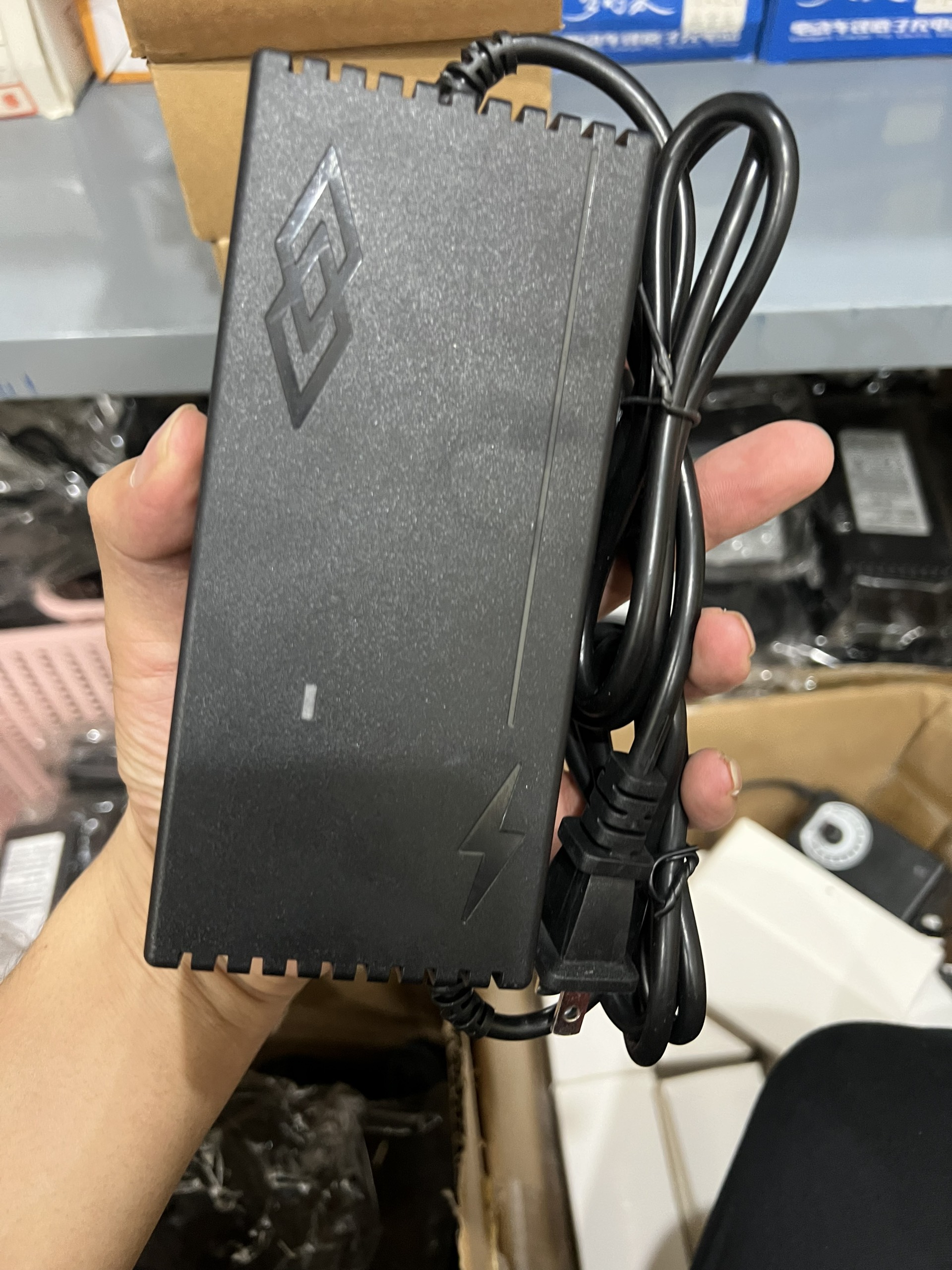 Sạc pin li-ion 16.8v 5a loại tốt ((