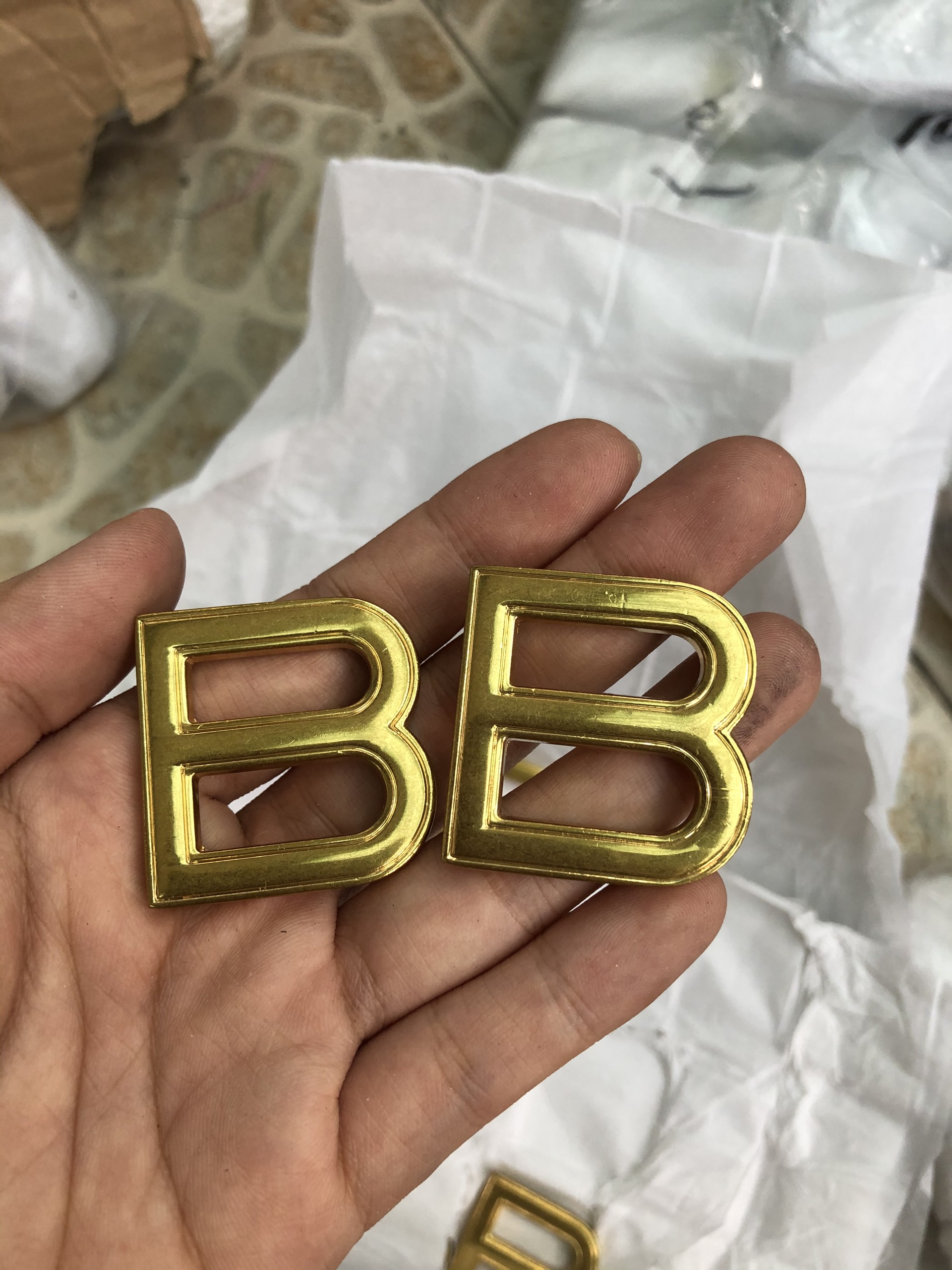 Mạc chữ B trang trí túi xách handmade