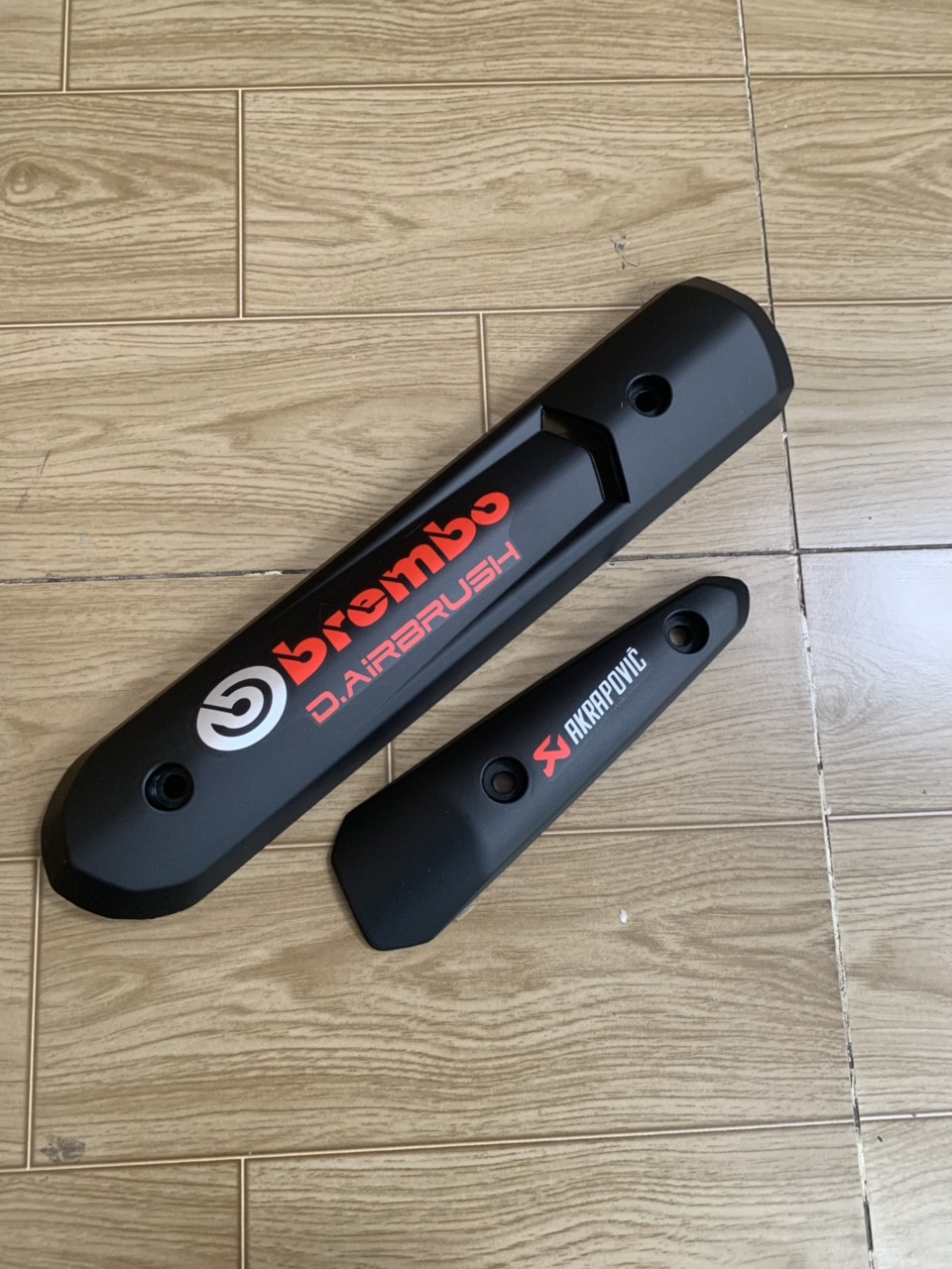 Ốp pô spark màu đen nhám tem brembo