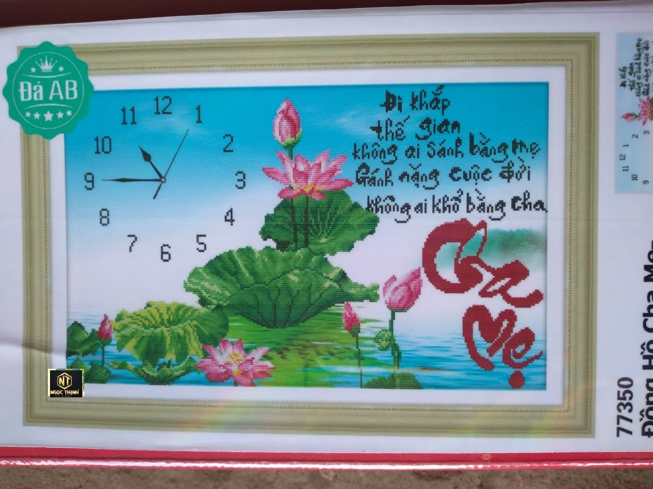 Tranh đính đá cha mẹ hoa sen xanh kích thước 75x49cm