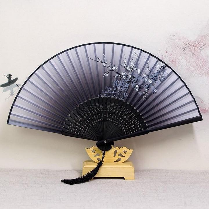 Quạt cổ trang nền tím trắng hoa rơi lụa xếp cầm tay phong cách Trung Quốc quà tặng xinh xắn cosplay