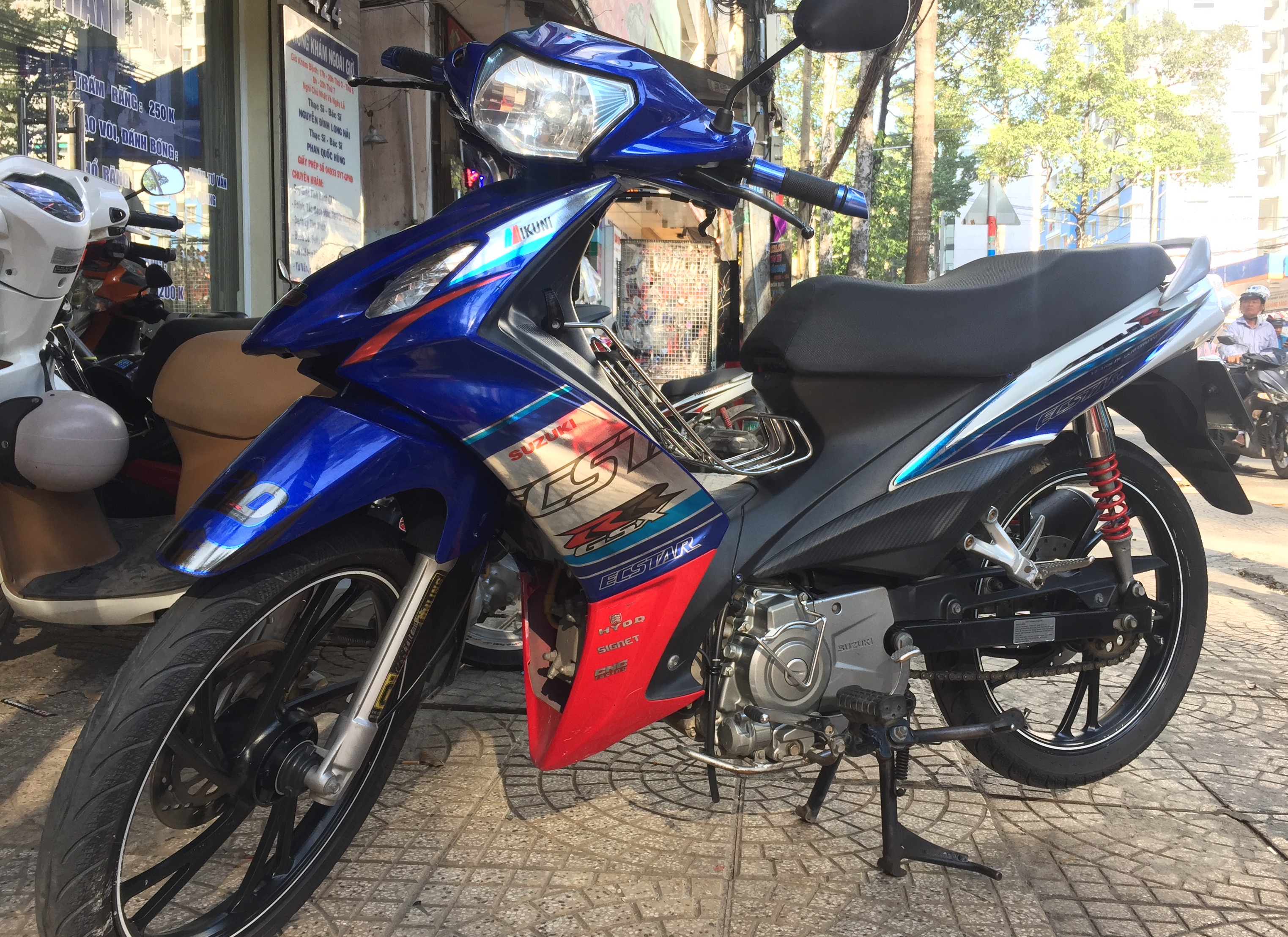 Tem xe axelo esctar trắng xanh Crom