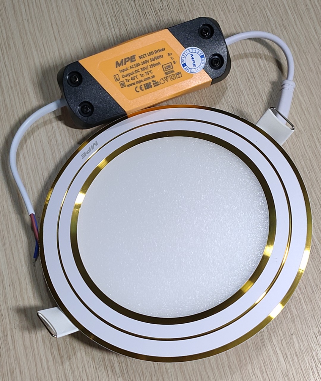 MPE - Đèn Led Panel âm trần viền vàng 9w 3 màu