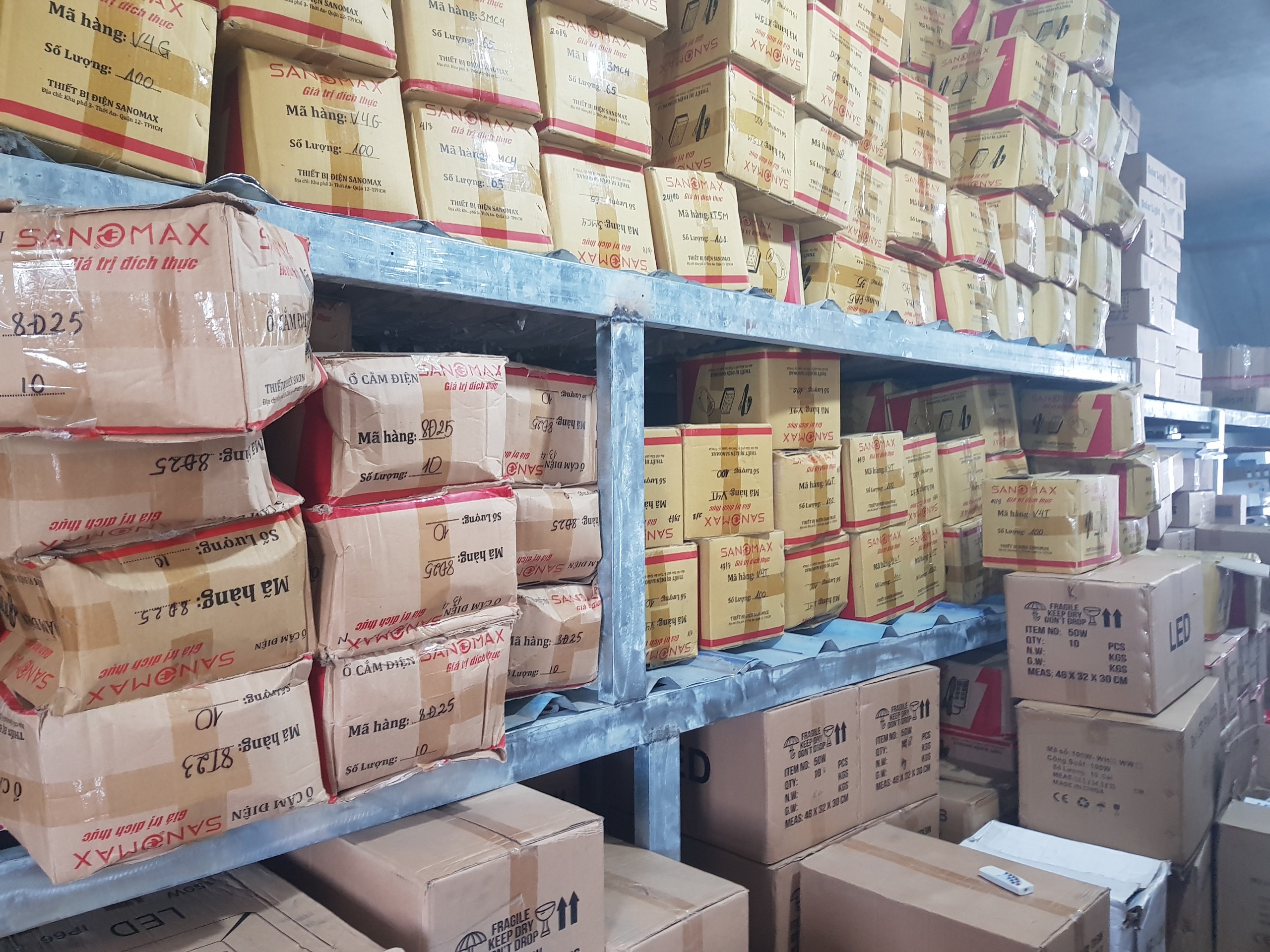 Công tắc điện nhựa cao cấp (gắn vào tấp lô - bảng điện)