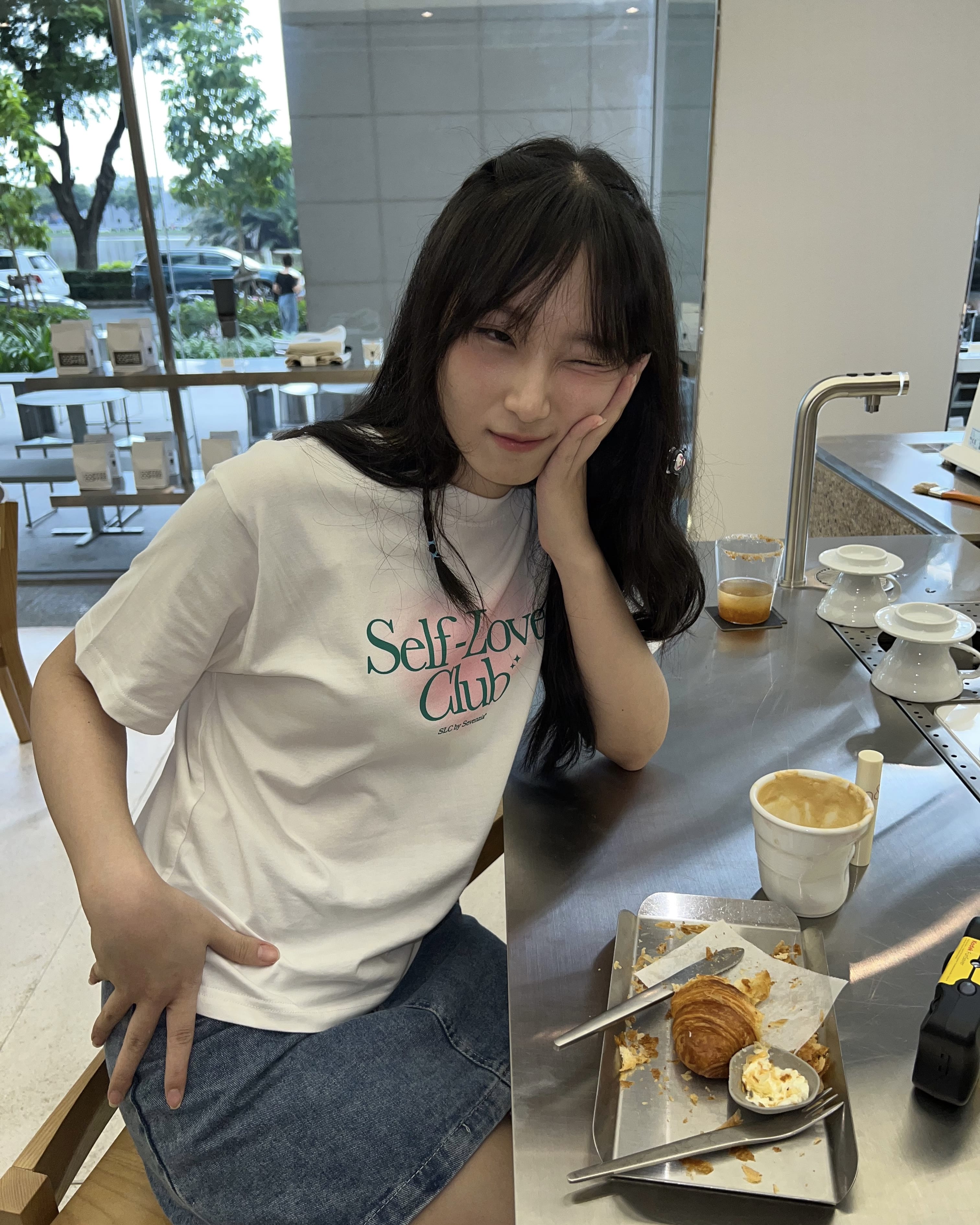 Áo thun form nữ SLC - regular tee "Pink Heart" - Trắng