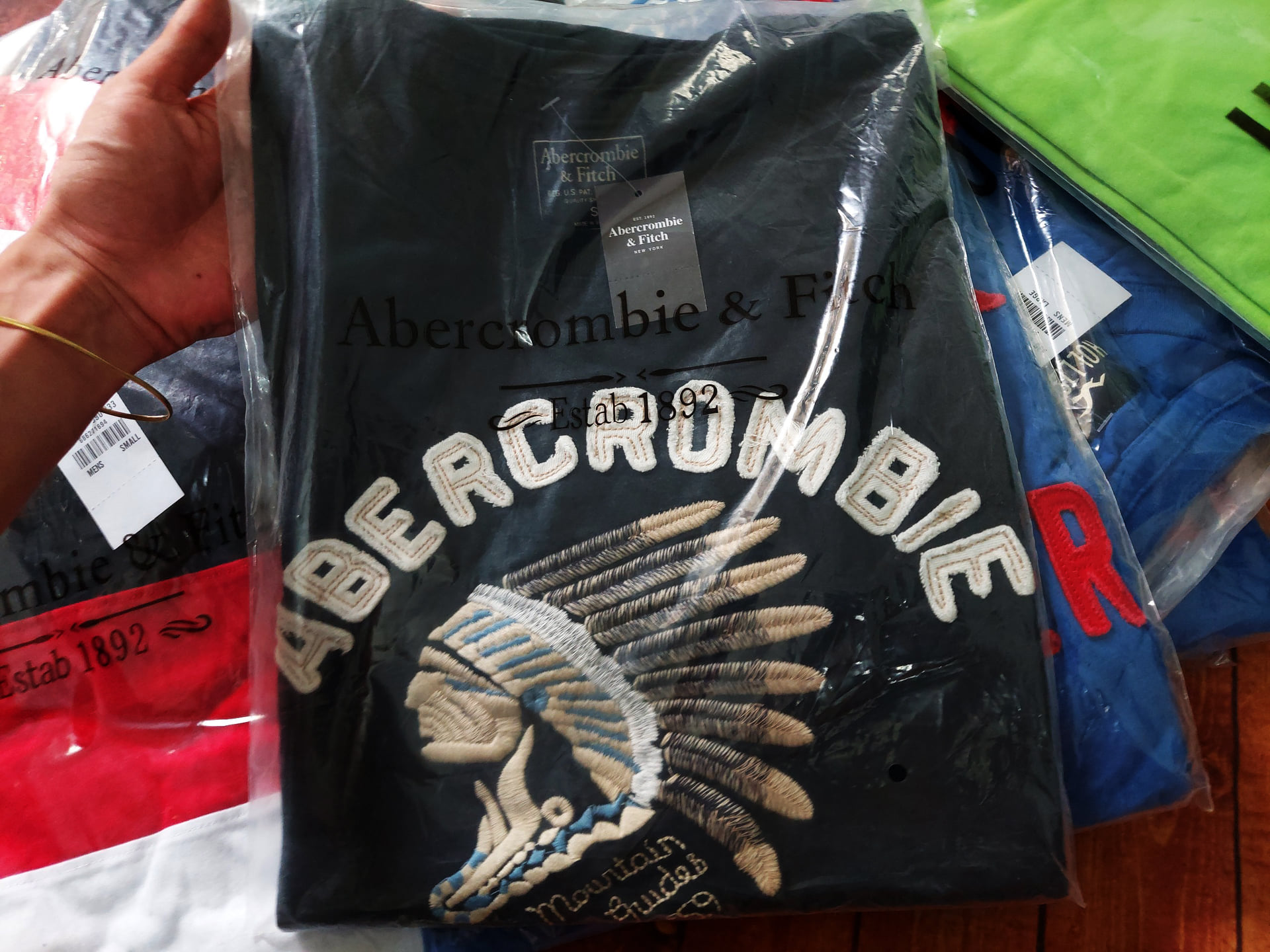 Áo thun thổ dân Abercrombie