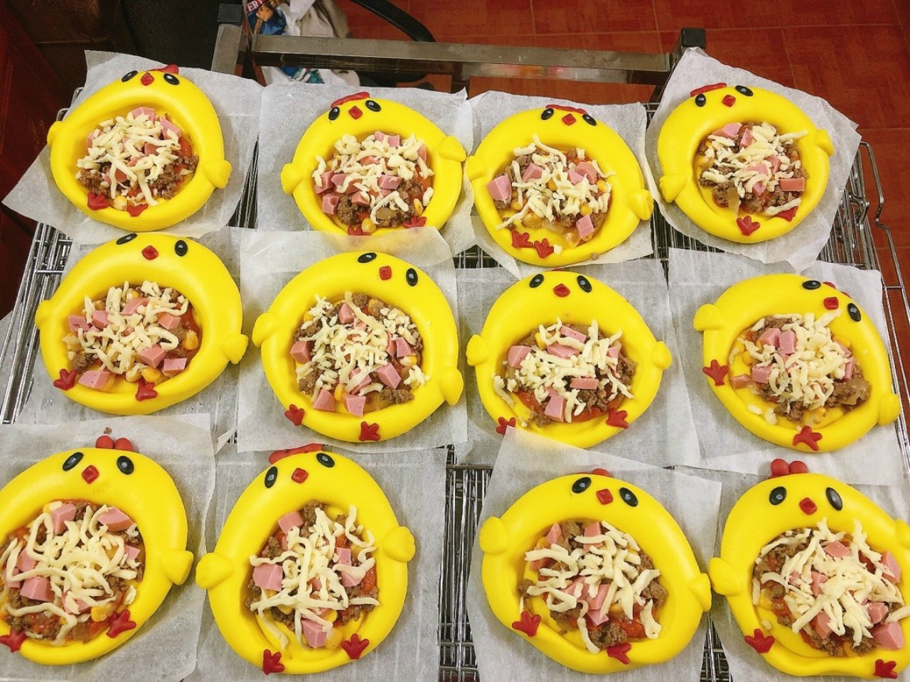 Bánh Pizza Xúc xích thịt bằm phô mai