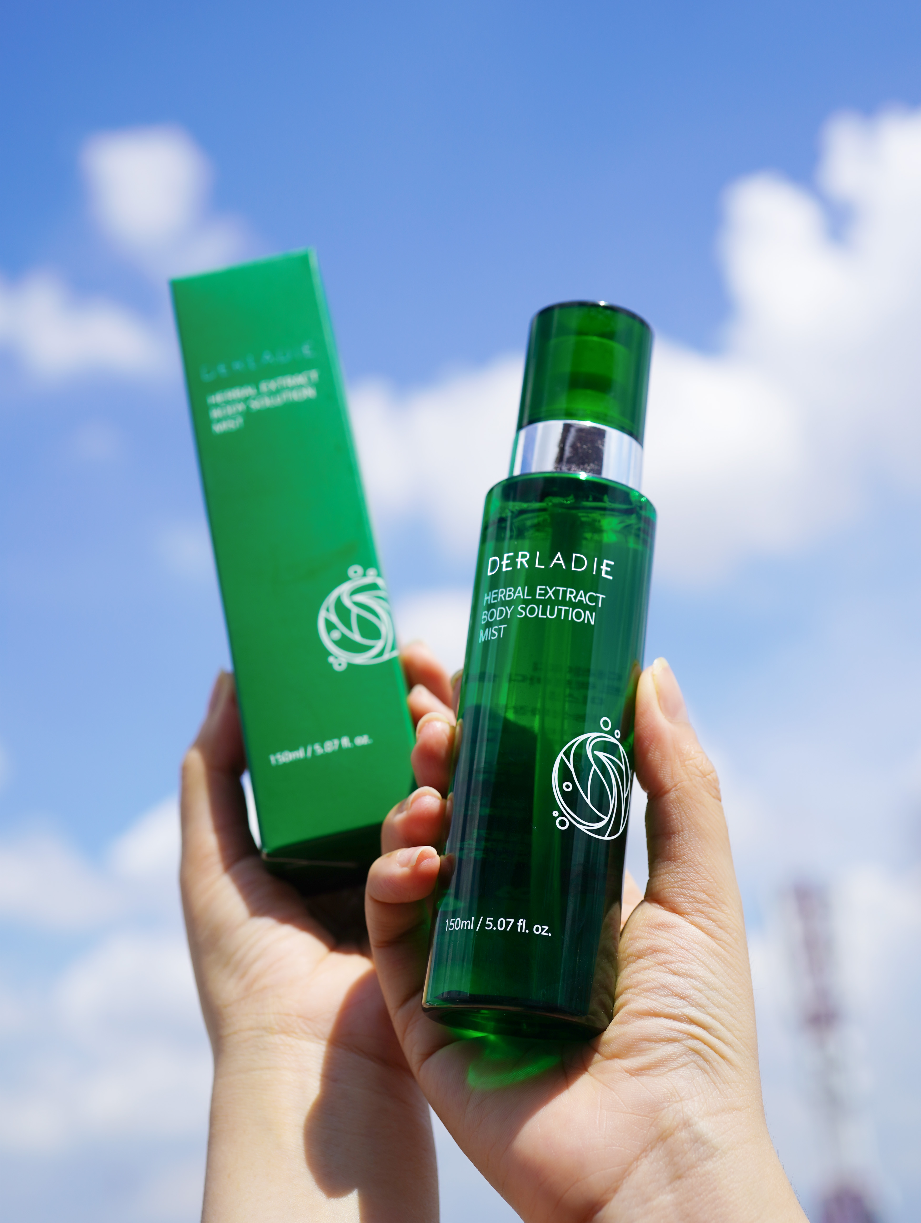 Xịt mụn lưng Derladie Herbal Extract Body Solution Mist 150ml
