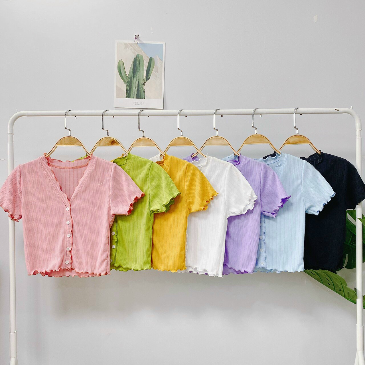 Áo croptop cổ tim viền bèo phối nút cực sang