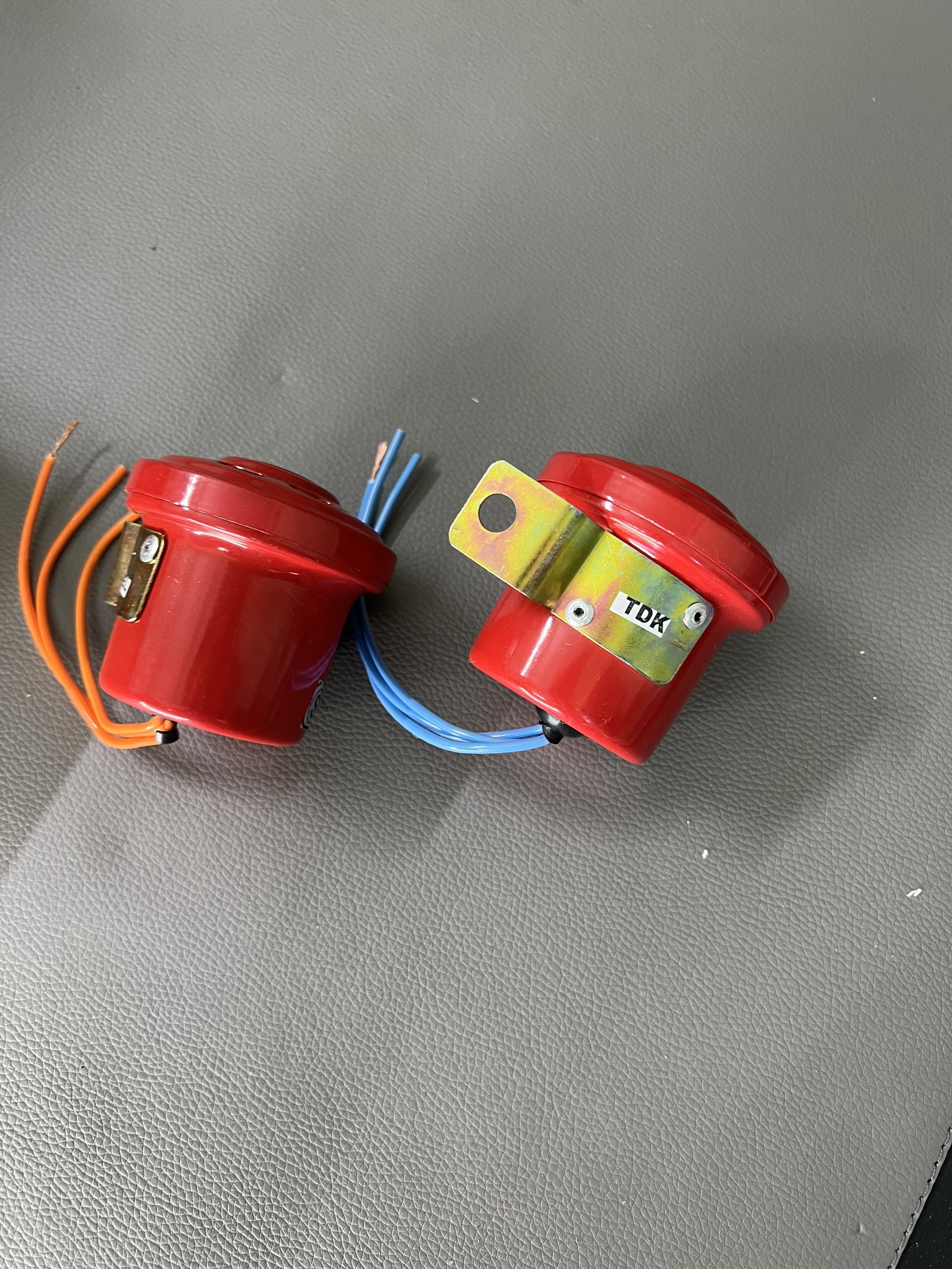 Còi lùi chíp xi nhan đỏ