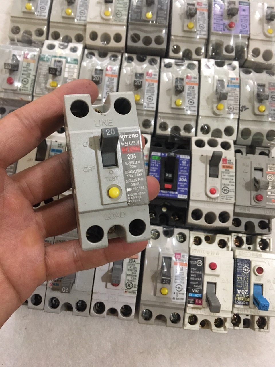 Atomat chống điện giật bãi hàn quốc 20A
